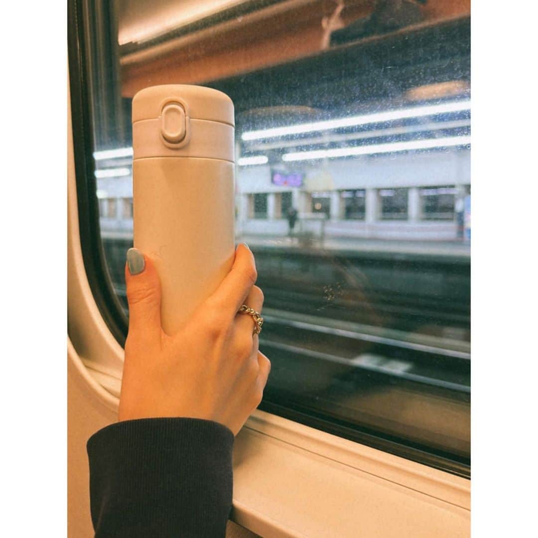 紗栄子さんのインスタグラム写真 - (紗栄子Instagram)「仕事終わりで新幹線に飛び乗って東京へ向かったのですが、ファームを出る時にスタッフのゆうすけが私にそば茶を入れた水筒を渡してくれました🥺✨  お茶も温かくて美味しいし、優しさがとても沁みる🤲🏻💓✨  ゆうすけありがとう😌🫶🏻✨  行ってきます！🐎🌿」3月1日 22時51分 - saekoofficial