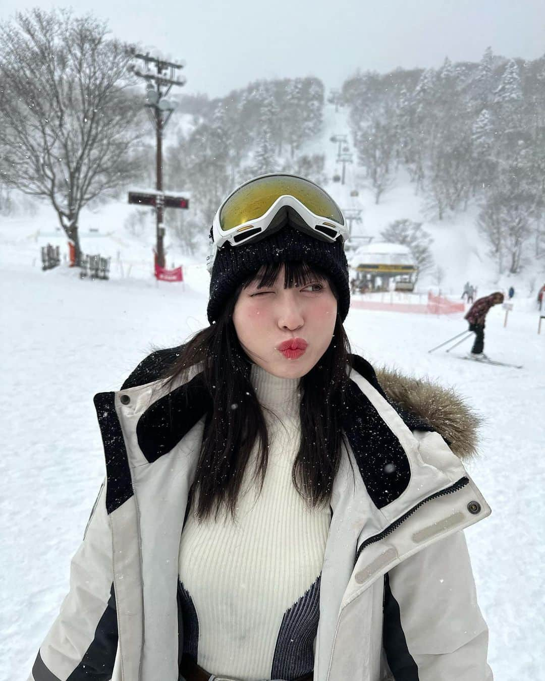 柚月瀬那さんのインスタグラム写真 - (柚月瀬那Instagram)「first time snowboarding 🏂❄️🤍 人生初スノボ❗️ 人生初なのに札幌の国際スキー場でしかも吹雪の中😂−10度(ちょうどいい)  雪と風が凄くて視界見えなくてアナウンス流れるくらい😂友人が初スノボーで足折ったって聞いてたから視界の見えない斜面怖すぎて止まり方わからんからとりあえず止まりたい時わざと転けて止まってました😂 ヨガの「苦行(タパス)」の教えを思い出してなんとか1回目は体温で曇るゴーグル拭きながら怖い斜面降り切って、2回目はゴーグルつけてても曇って見えないので外して雪のアイボン状態で目が水浸しになりながら降りきりました❗️2回目上達して怪我なく終われました💪🏻楽しすぎた❄️最後動画見て🤍(褒めれ)」3月1日 23時01分 - iam13dearu