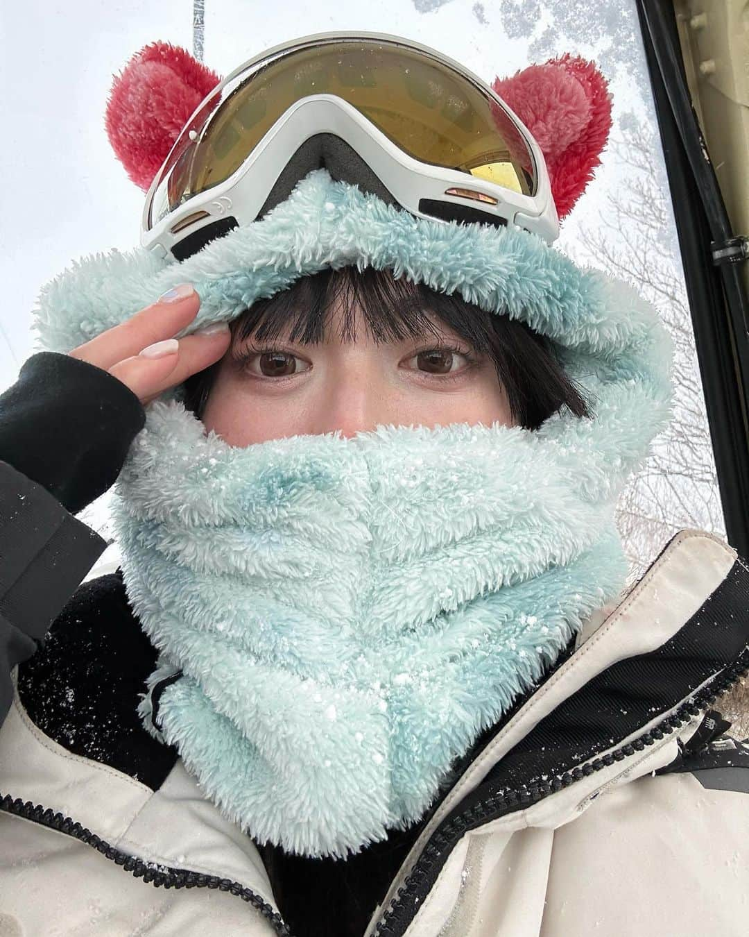 柚月瀬那さんのインスタグラム写真 - (柚月瀬那Instagram)「first time snowboarding 🏂❄️🤍 人生初スノボ❗️ 人生初なのに札幌の国際スキー場でしかも吹雪の中😂−10度(ちょうどいい)  雪と風が凄くて視界見えなくてアナウンス流れるくらい😂友人が初スノボーで足折ったって聞いてたから視界の見えない斜面怖すぎて止まり方わからんからとりあえず止まりたい時わざと転けて止まってました😂 ヨガの「苦行(タパス)」の教えを思い出してなんとか1回目は体温で曇るゴーグル拭きながら怖い斜面降り切って、2回目はゴーグルつけてても曇って見えないので外して雪のアイボン状態で目が水浸しになりながら降りきりました❗️2回目上達して怪我なく終われました💪🏻楽しすぎた❄️最後動画見て🤍(褒めれ)」3月1日 23時01分 - iam13dearu