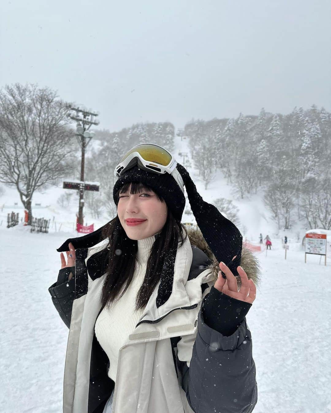 柚月瀬那さんのインスタグラム写真 - (柚月瀬那Instagram)「first time snowboarding 🏂❄️🤍 人生初スノボ❗️ 人生初なのに札幌の国際スキー場でしかも吹雪の中😂−10度(ちょうどいい)  雪と風が凄くて視界見えなくてアナウンス流れるくらい😂友人が初スノボーで足折ったって聞いてたから視界の見えない斜面怖すぎて止まり方わからんからとりあえず止まりたい時わざと転けて止まってました😂 ヨガの「苦行(タパス)」の教えを思い出してなんとか1回目は体温で曇るゴーグル拭きながら怖い斜面降り切って、2回目はゴーグルつけてても曇って見えないので外して雪のアイボン状態で目が水浸しになりながら降りきりました❗️2回目上達して怪我なく終われました💪🏻楽しすぎた❄️最後動画見て🤍(褒めれ)」3月1日 23時01分 - iam13dearu