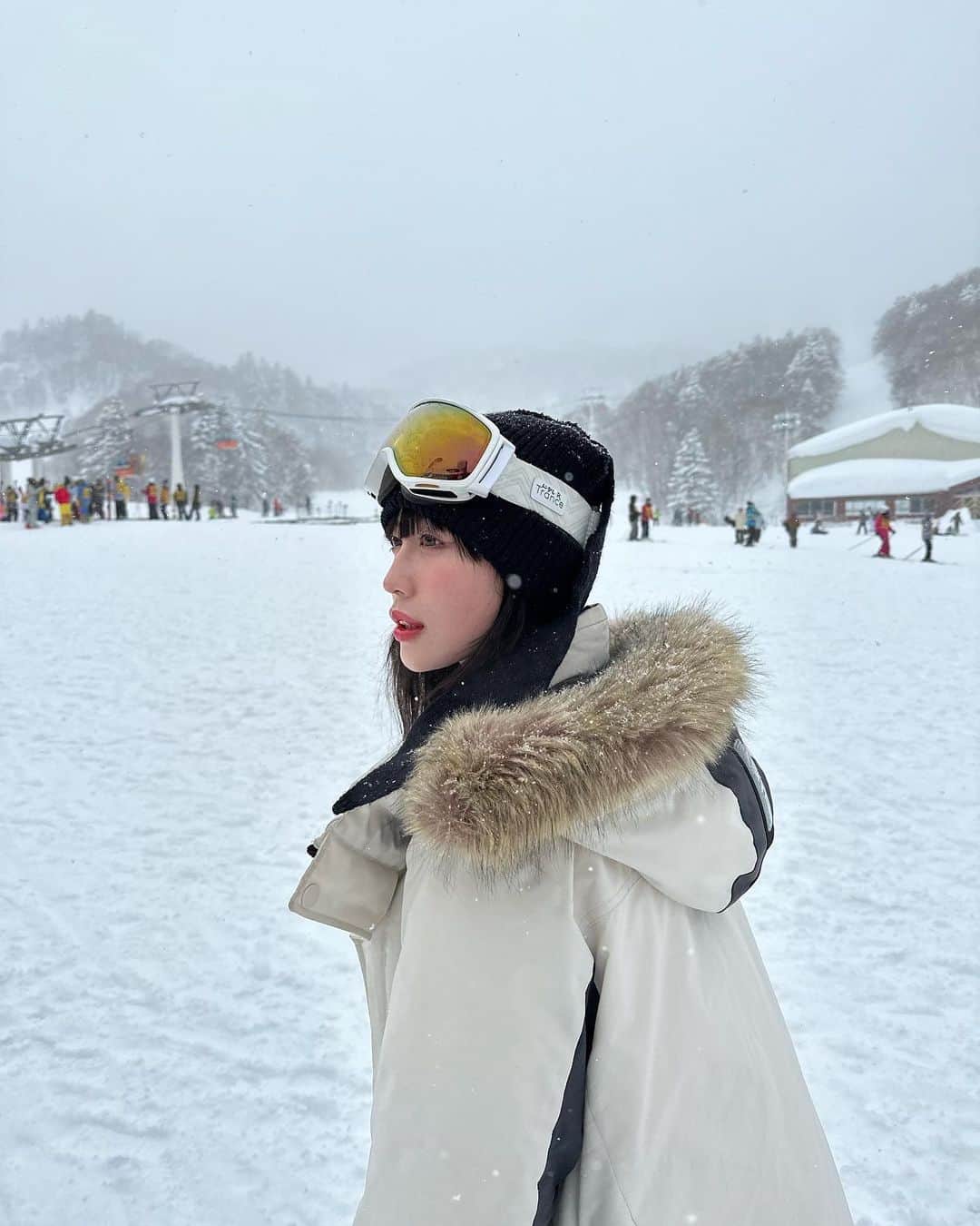 柚月瀬那さんのインスタグラム写真 - (柚月瀬那Instagram)「first time snowboarding 🏂❄️🤍 人生初スノボ❗️ 人生初なのに札幌の国際スキー場でしかも吹雪の中😂−10度(ちょうどいい)  雪と風が凄くて視界見えなくてアナウンス流れるくらい😂友人が初スノボーで足折ったって聞いてたから視界の見えない斜面怖すぎて止まり方わからんからとりあえず止まりたい時わざと転けて止まってました😂 ヨガの「苦行(タパス)」の教えを思い出してなんとか1回目は体温で曇るゴーグル拭きながら怖い斜面降り切って、2回目はゴーグルつけてても曇って見えないので外して雪のアイボン状態で目が水浸しになりながら降りきりました❗️2回目上達して怪我なく終われました💪🏻楽しすぎた❄️最後動画見て🤍(褒めれ)」3月1日 23時01分 - iam13dearu