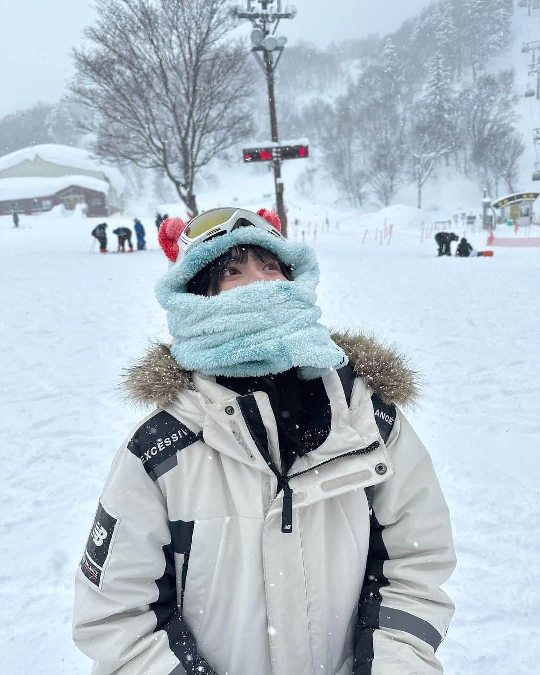 柚月瀬那さんのインスタグラム写真 - (柚月瀬那Instagram)「first time snowboarding 🏂❄️🤍 人生初スノボ❗️ 人生初なのに札幌の国際スキー場でしかも吹雪の中😂−10度(ちょうどいい)  雪と風が凄くて視界見えなくてアナウンス流れるくらい😂友人が初スノボーで足折ったって聞いてたから視界の見えない斜面怖すぎて止まり方わからんからとりあえず止まりたい時わざと転けて止まってました😂 ヨガの「苦行(タパス)」の教えを思い出してなんとか1回目は体温で曇るゴーグル拭きながら怖い斜面降り切って、2回目はゴーグルつけてても曇って見えないので外して雪のアイボン状態で目が水浸しになりながら降りきりました❗️2回目上達して怪我なく終われました💪🏻楽しすぎた❄️最後動画見て🤍(褒めれ)」3月1日 23時01分 - iam13dearu