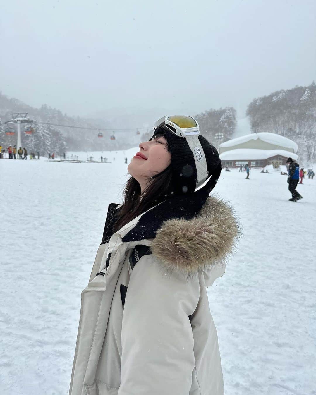 柚月瀬那さんのインスタグラム写真 - (柚月瀬那Instagram)「first time snowboarding 🏂❄️🤍 人生初スノボ❗️ 人生初なのに札幌の国際スキー場でしかも吹雪の中😂−10度(ちょうどいい)  雪と風が凄くて視界見えなくてアナウンス流れるくらい😂友人が初スノボーで足折ったって聞いてたから視界の見えない斜面怖すぎて止まり方わからんからとりあえず止まりたい時わざと転けて止まってました😂 ヨガの「苦行(タパス)」の教えを思い出してなんとか1回目は体温で曇るゴーグル拭きながら怖い斜面降り切って、2回目はゴーグルつけてても曇って見えないので外して雪のアイボン状態で目が水浸しになりながら降りきりました❗️2回目上達して怪我なく終われました💪🏻楽しすぎた❄️最後動画見て🤍(褒めれ)」3月1日 23時01分 - iam13dearu
