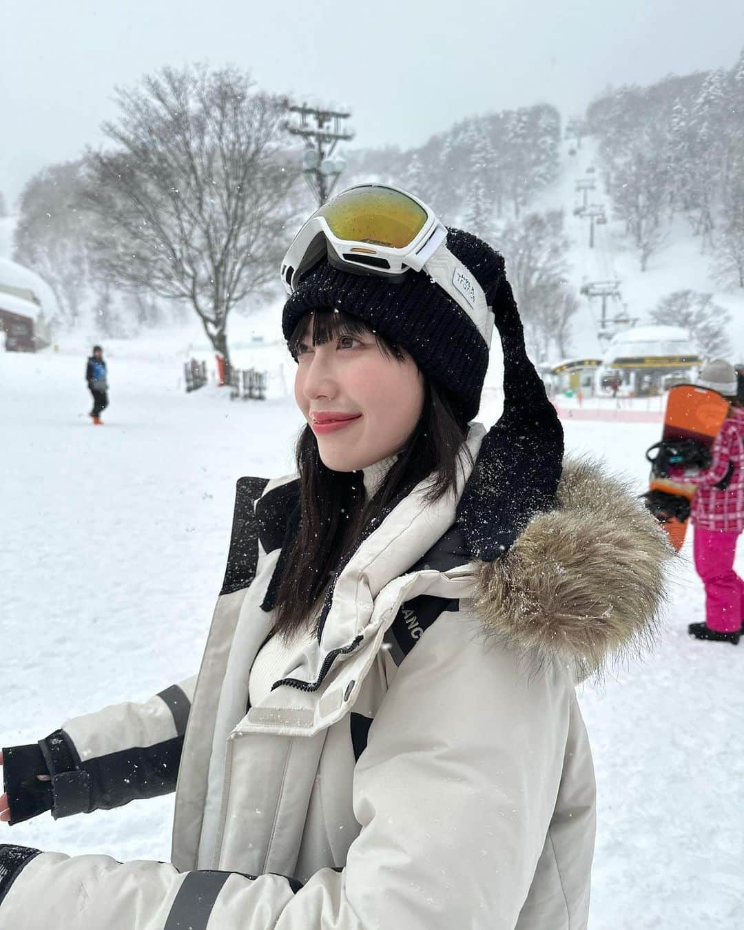 柚月瀬那さんのインスタグラム写真 - (柚月瀬那Instagram)「first time snowboarding 🏂❄️🤍 人生初スノボ❗️ 人生初なのに札幌の国際スキー場でしかも吹雪の中😂−10度(ちょうどいい)  雪と風が凄くて視界見えなくてアナウンス流れるくらい😂友人が初スノボーで足折ったって聞いてたから視界の見えない斜面怖すぎて止まり方わからんからとりあえず止まりたい時わざと転けて止まってました😂 ヨガの「苦行(タパス)」の教えを思い出してなんとか1回目は体温で曇るゴーグル拭きながら怖い斜面降り切って、2回目はゴーグルつけてても曇って見えないので外して雪のアイボン状態で目が水浸しになりながら降りきりました❗️2回目上達して怪我なく終われました💪🏻楽しすぎた❄️最後動画見て🤍(褒めれ)」3月1日 23時01分 - iam13dearu