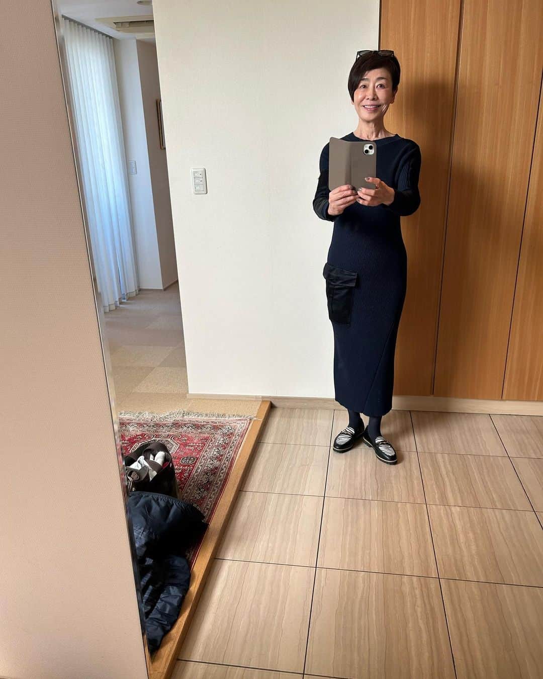 安藤優子さんのインスタグラム写真 - (安藤優子Instagram)「お早うございます‼️  本日はこれから歯科治療なので、楽ちんニットドレスに、これまた楽々ローファーです。  歯科治療の時は、アクセサリーや時計は基本着けません。  しょっちゅう着ているこの#マックスマーラ のニットワンピースは、身体を締めつけないので、こんな日にぴったりです。長年愛用しているので、首周りが伸びてしまったかな（笑）  ローファーはネットで偶然見つけた、プチプラの一足ですが、なんとも軽いのです。  東京は夕方から気温が大幅にダウンする予定なので、念のためダウンベストをお供に出かけます。  ローファーは#lelien plusです。  ファッションチェック担当者は、スーパーお手伝いさんとのんびり朝ンポちゅうにて離席ちゅう（笑）  では行ってきます。  私が使いこんでいる迷彩柄トートバッグは#エルベシャプリエ です。  #フレンチブルドッグ #安藤優子」3月2日 9時55分 - yukoando0203