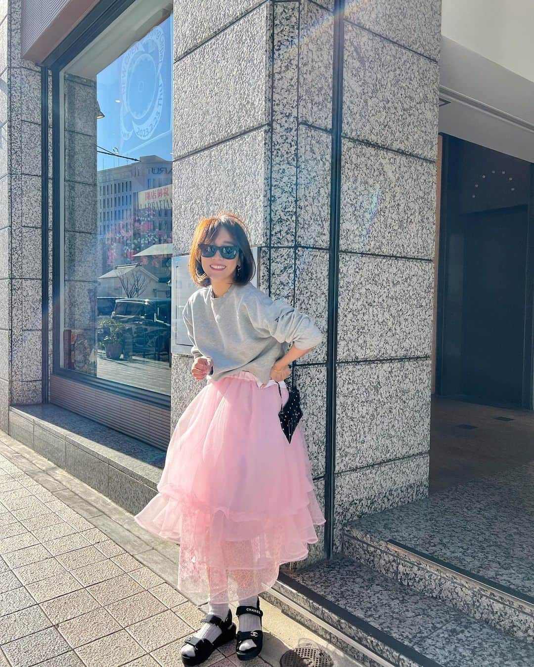 村上沙織さんのインスタグラム写真 - (村上沙織Instagram)「春の装い。  明るいカラーを着たくなる季節♡ スウェットばっかり着てますがちゃんとスカートで女性らしく♡  #rosymonster」3月2日 14時32分 - rosysaorimonster
