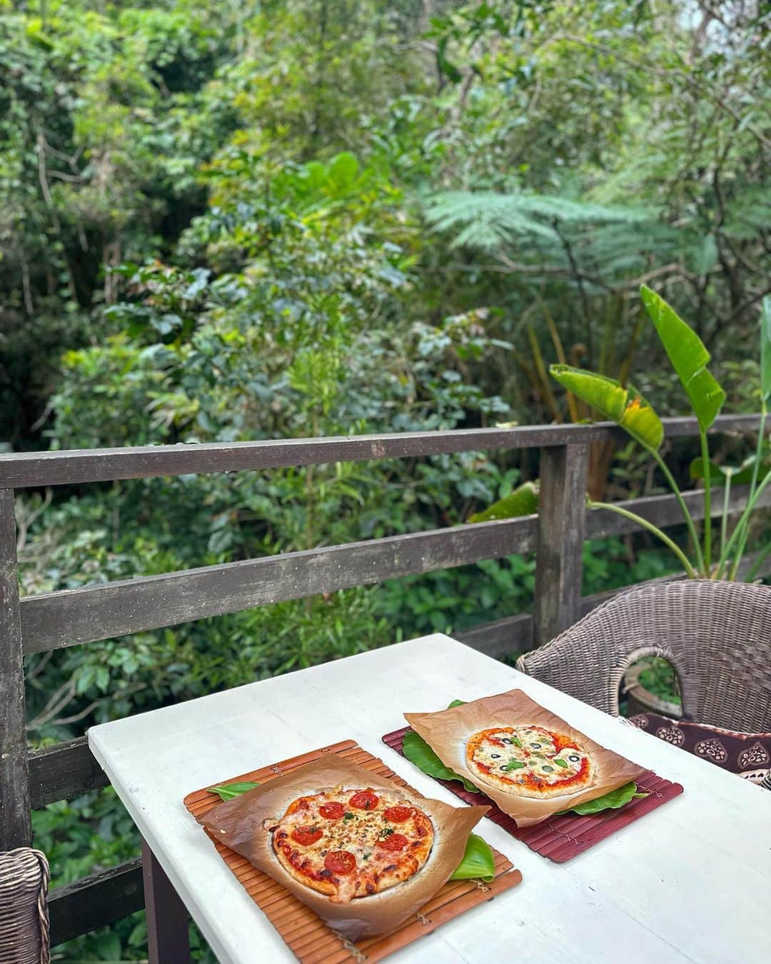 川人未帆さんのインスタグラム写真 - (川人未帆Instagram)「・ 沖縄レポ🌴 森の中のカフェ、Cafe ichara🍕 美味しい手作りピザやカレーが頂けました✨ 原生林に囲まれていて鳥の鳴き声が聞こえて、まるでジャングルの中のようでした🌿 熱々の薄い生地のピザも美味しい❣️ 美ら海水族館に行く前のランチに寄りました🙌🏻  #mihoktrip_okinawa2023  #mihoktrip_okinawa #mihoktrip」3月2日 15時26分 - miho0319kawahito