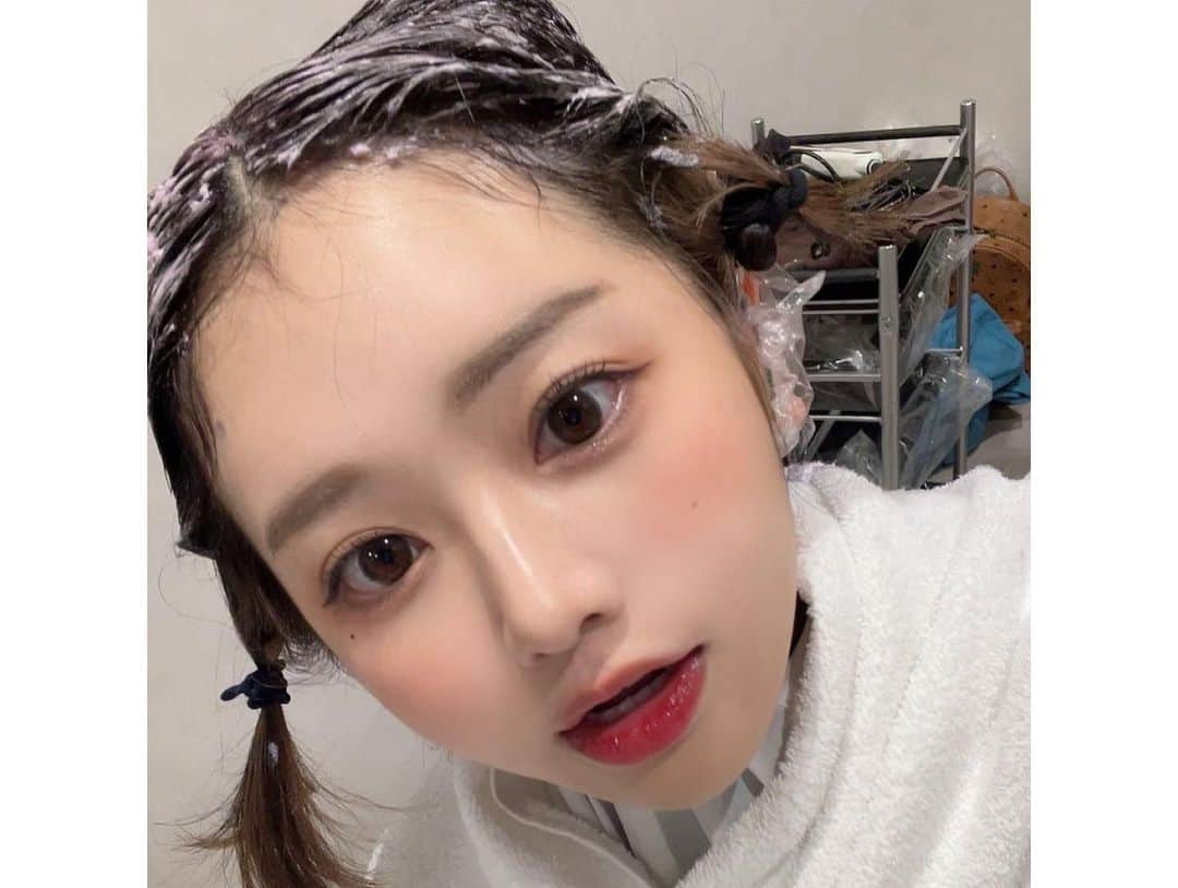 キム・イェリンさんのインスタグラム写真 - (キム・イェリンInstagram)「春に向けて「ビューティラボ ホイップヘアカラー」 を使ってセルフヘアカラーをしてみました！！  私が選んだカラーはシアーラベンダーです🐰  自分で染めるのは苦手だったけど ホイップタイプだったので、塗りやすかったです！  しかも仕上がりの髪色がツヤツヤになりました！ 気になった方は試してみてください♡👼🏻  #beautylabo #ビューティラボ #ホイップヘアカラー #私たちのヘアカラーデビュー #医薬部外品 #pr」3月2日 19時53分 - peach_chu_