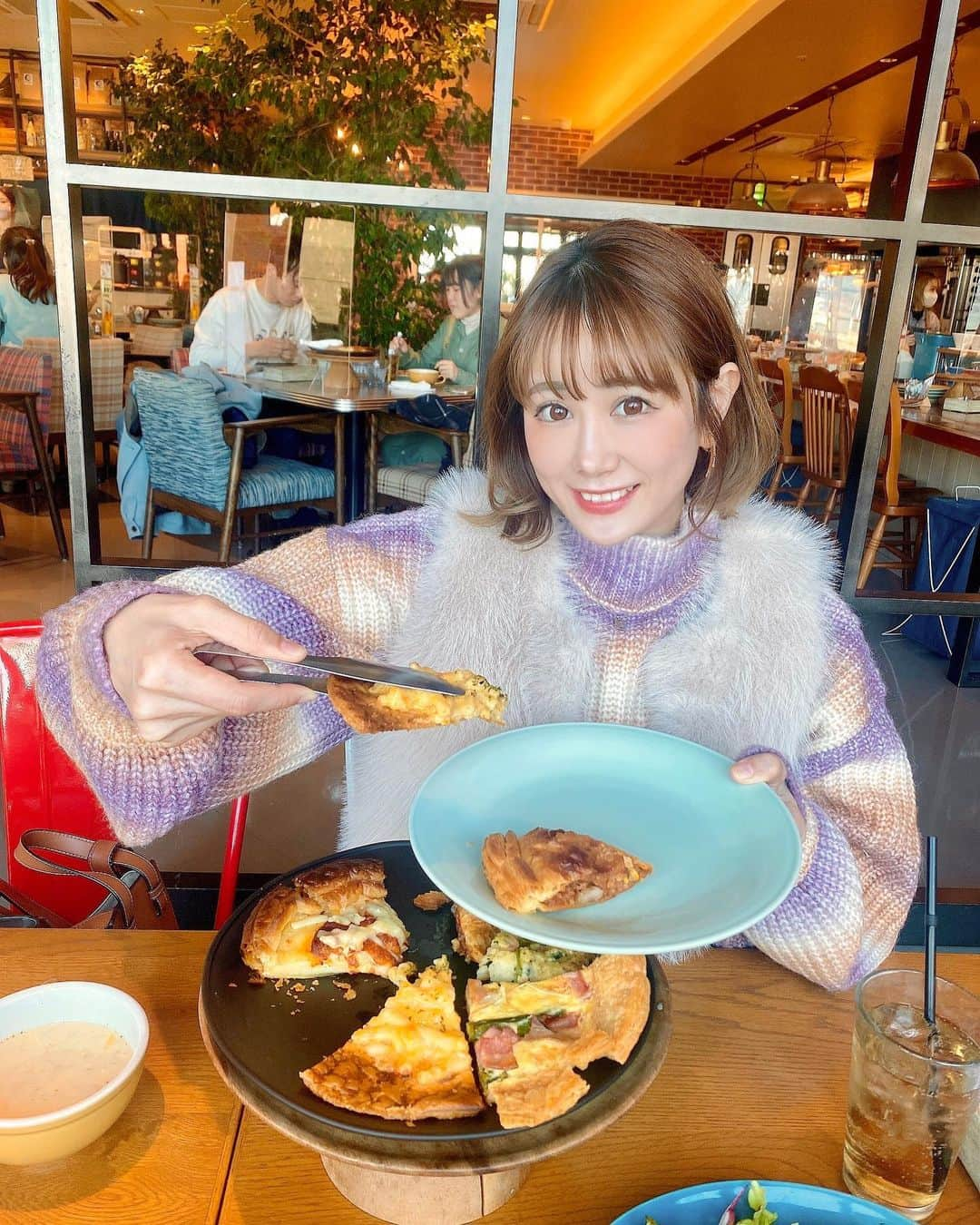 日向カンナさんのインスタグラム写真 - (日向カンナInstagram)「みなとみらい🛳マリンウォークにある「Pie Holic」でパイ食べ放題のlunchに行ってきました🌼久しぶりの休日だ〜☺️  人気のお店で土日は並んで入れなかったので、やっと行けました🤭💕平日でも満席でしたよっ！  5種類のパイの食べ放題の上に，前菜やメイン料理もあり、海の見える景色の中食べるパイは、お腹も心もいっぱいの大満足のひと時です🥰🍽  味は、パイが主流のアメリカのメキシカンのような本場の味付けが多く、景色も相まって海外に来てるような気分になりました✈️✨✨  「Pie Holic 」は１種類のパイに特化するのでは無く、沢山のパイの魅力を紹介し、発見・喜び・楽しみ・感動を現地のstyleを盛込んで届けてくれます🤭💕 @pie_holic   食べる気満々で向かいましたが，お腹いっぱいでおかわり出来ず🥹💦くぅ。。 是非，おかわりに挑戦してみてください♪（飲み物も同じドリンクは飲み放題です！）  行ったことのない各県の素敵なお店に、まだまだ行ってみたいなぁ☺️✨休日にゆっくりとご飯を食べれる時間が、本当に幸せですっ🌼  #pieholic #パイホリック #promotion #横浜 #横浜グルメ #横浜カフェ #みなとみらい #みなとみらいカフェ #オシャレカフェ #旅行記 #旅遊 #神奈川県 #カフェ巡り #休日の過ごし方  #원스 #데일리패션  #소통 #데일리룩 #일상  #japanease #좋아요  #japan #tokyo #大人可愛い #大人女子  #大人カジュアル  #インフルエンサー #タビジョ#笑顔が人を幸せにする #笑顔が一番」3月2日 20時01分 - kanna_hinata