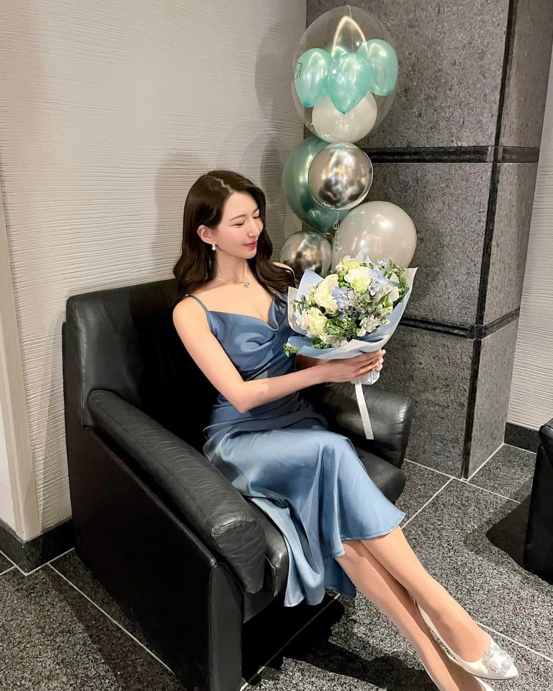 Manaさんのインスタグラム写真 - (ManaInstagram)「💙𝐌𝐲 𝐁𝐢𝐫𝐭𝐡𝐝𝐚𝐲🎂💙 またひとつ歳を重ねました♡ ⁡ February 20💠It was my 29th birthday! ⁡ エクシブでのんびり温泉旅行 ゆっくりと流れる時間に癒されてきました💐 ⁡ 気付けばラスト20代 早かった…という気持ちはなく しっかりと後悔なく歩んでこれたと思います ⁡ それもこれも周りの方々のおかげ☺️✨✨ ⁡ 周りの沢山の方々に支えられて自分がいること、 健康で幸せに毎日を過ごせていることに感謝をして 日々 邁進していきたいと思っております。 ⁡ 皆さま、いつもありがとうございます。 大好きです！ ⁡ 30代を楽しみにして残り一年もパワフルに過ごします💕 ⁡ ⁡ ⁡ ⁡ ⁡ #誕生日 #mybirthday #0220 #感謝 #人生一度きり #人生山あり谷あり #人生は素晴らしい #毎日が宝物 #一日一日を大切に #ワンピースコーデ #キャミソールワンピース #キャミワンピ #上品コーデ #キャミドレス #ドレスアップ #花束 #エクシブ #エクシブ鳥羽別邸 #三重旅行 #三重観光 #会員制ホテル #リゾートホテル #温泉旅行 #鳥羽温泉」3月2日 20時13分 - mana.tcy