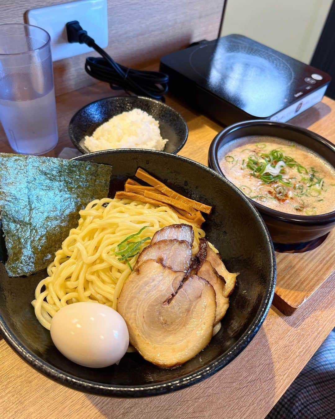 ちーちゃんさんのインスタグラム写真 - (ちーちゃんInstagram)「🍜  ちーちゃんのラー活日記👶🏻📖←  通りかかるといつも 列ができてて気になってた @menya_akadaidai_setoten で 大好きなつけ麺食べてきた〜🫶💓  特性エビ辛つけ麺＆特性辛つけ麺を オーダーしたんだけど どちらも違った良さがあって 甲乙つけがたいおいしさでした🦐🔥  辛つけ麺の方は辛さが選べて 控えめに２辛にしといたら 思いのほかなかなかのピリピリ感😳 得意じゃない人は１辛がおすすめかな！  各卓にIHが一台ずつ置いてあって スープが冷めたらすぐ温められるから ずっとあつあつで食べられるし、 最後にご飯を入れて おじやorリゾットも作れるの☺️  なんか2度楽しめてお得感あるし お腹もぽんぽんだよー🐷  店員さんもみんなすごく 気持ちの良い接客だったし また行きたいっ🙋‍♂️✨  PR @menya_akadaidai_setoten #麺屋赤橙瀬戸店 #愛知ラーメン #愛知グルメ #愛知ランチ #愛知ディナー #東海ラーメン #瀬戸市ランチ #瀬戸市グルメ#名古屋ラーメン#つけ麺#ラー活#ラーメン女子#名古屋グルメ#名古屋ランチ#ラーメン部#ナゴレコ#あいなご」3月2日 20時27分 - ___c.chan__