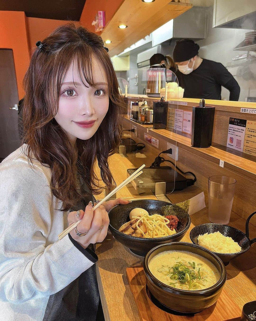 ちーちゃんさんのインスタグラム写真 - (ちーちゃんInstagram)「🍜  ちーちゃんのラー活日記👶🏻📖←  通りかかるといつも 列ができてて気になってた @menya_akadaidai_setoten で 大好きなつけ麺食べてきた〜🫶💓  特性エビ辛つけ麺＆特性辛つけ麺を オーダーしたんだけど どちらも違った良さがあって 甲乙つけがたいおいしさでした🦐🔥  辛つけ麺の方は辛さが選べて 控えめに２辛にしといたら 思いのほかなかなかのピリピリ感😳 得意じゃない人は１辛がおすすめかな！  各卓にIHが一台ずつ置いてあって スープが冷めたらすぐ温められるから ずっとあつあつで食べられるし、 最後にご飯を入れて おじやorリゾットも作れるの☺️  なんか2度楽しめてお得感あるし お腹もぽんぽんだよー🐷  店員さんもみんなすごく 気持ちの良い接客だったし また行きたいっ🙋‍♂️✨  PR @menya_akadaidai_setoten #麺屋赤橙瀬戸店 #愛知ラーメン #愛知グルメ #愛知ランチ #愛知ディナー #東海ラーメン #瀬戸市ランチ #瀬戸市グルメ#名古屋ラーメン#つけ麺#ラー活#ラーメン女子#名古屋グルメ#名古屋ランチ#ラーメン部#ナゴレコ#あいなご」3月2日 20時27分 - ___c.chan__