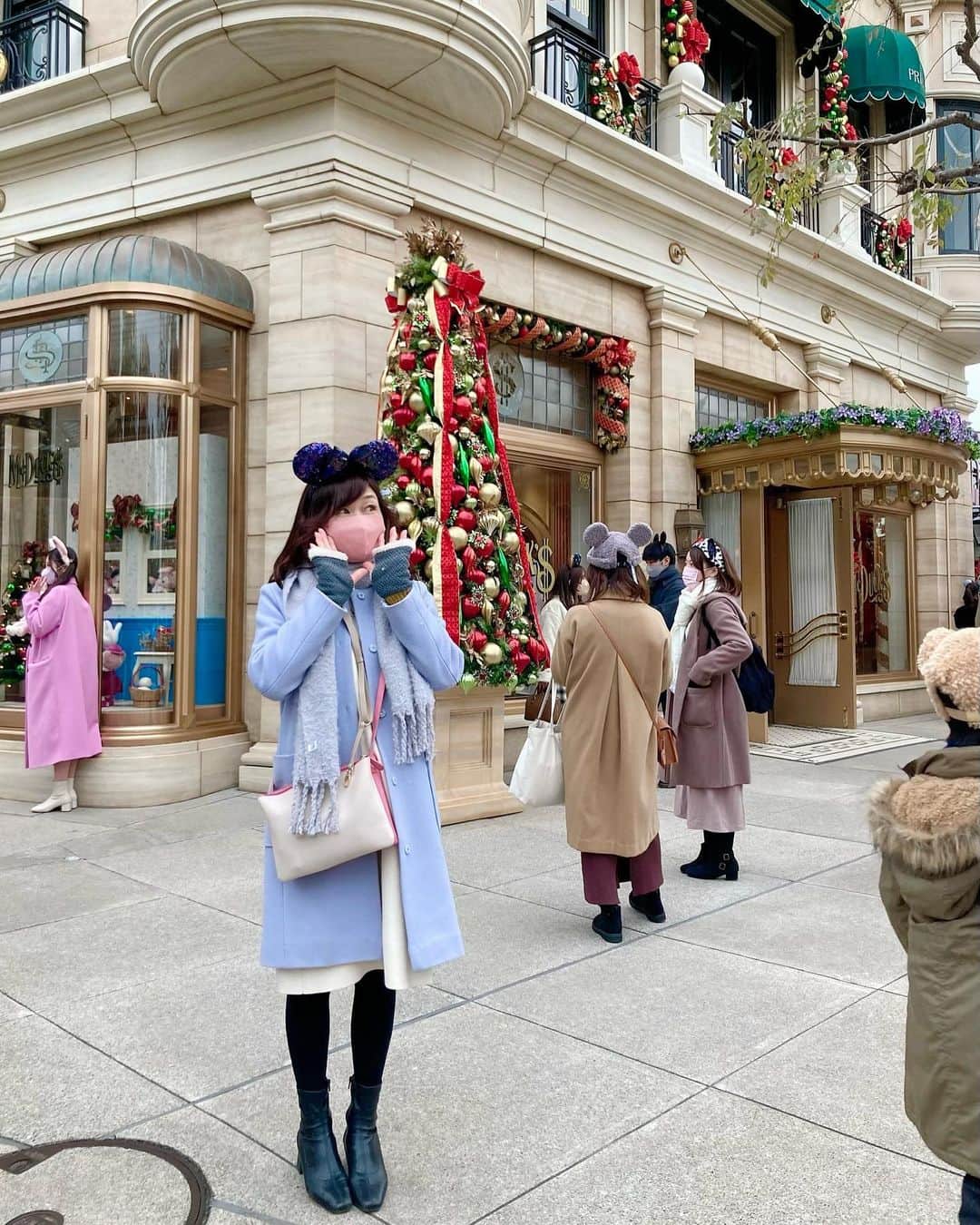 石塚かおりさんのインスタグラム写真 - (石塚かおりInstagram)「#3月2日#ミニーマウスの日（過去写真）  いくつになっても夢の国は しっかりと夢を見させてくれました。  子供達もカップルもおじいちゃんもおばあちゃんも、みんなにこにこしているのが嬉しい。  夢から覚めてお写真見ると恥ずかしい…けど  また行きたいなあ。  と思いながら急いでベッド。  夢の中へ…  おやすみなさい。  明日の朝もあなたと #石塚かおりのbrandnewday  #ブラニュー  #ディズニーシー #夢の国 #クリスマス の頃でした #ミニーマウス 以前乗っていた車は #ミニ #ミニの日  今日木曜日は #かおりdeランチ #お蕎麦#そば弁当 #新潟#長岡ランチ  #インスタグラマー つるまきさん、ありがとう #radiko タイムフリーで  #新潟放送 #朝活#アナウンサー #石塚かおり」3月2日 21時06分 - kaori_ishizuka413