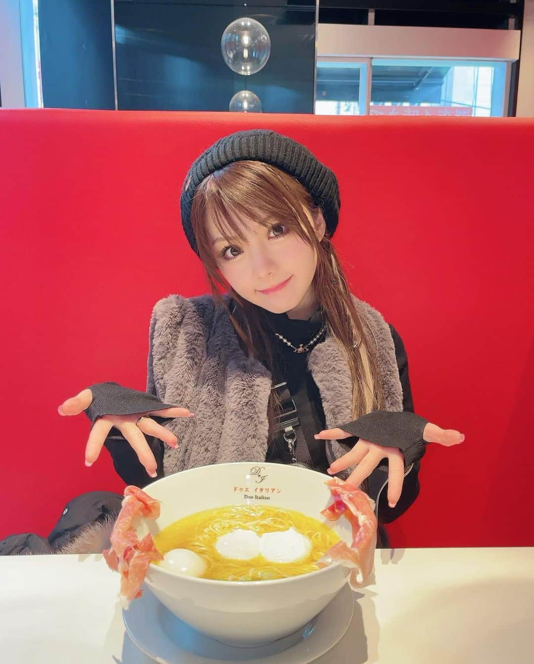 田中れいなさんのインスタグラム写真 - (田中れいなInstagram)「. イタリアンなラーメン食べたよ🍜 世の中にはこんなラーメンもあるっちゃね…🤔💭 新感覚☺️𓌉◯𓇋 ‎  福岡帰ってラーメン食べたいなぁ🍥🍜 ・‥…━━━☞・‥…━━━☞ #ラーメン #ドゥエイタリアン  #チーズラーメン  @due__italian」3月2日 22時08分 - tanakareina.lovendor