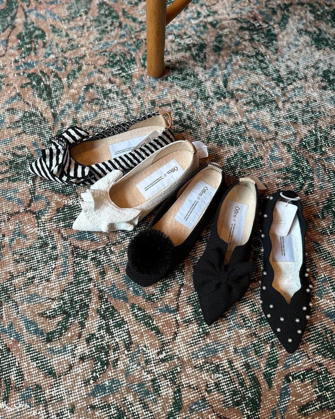 春名亜美さんのインスタグラム写真 - (春名亜美Instagram)「ついに私も@offen_gallery をお迎えしました🕊  ずーっと気になってた、可愛くて女性らしいお靴。  ついに展示会へ足を踏み入れたら… そこはもう誘惑の嵐。  いつもは結構早くお買い物できるタイプなのですが、やっと絞っても5足。 ほんっっっとに全てのデザインがドタイプでした😮‍💨  プロデューサーの @hisakasatomi さんとプレスの @yoshimiuu さんにめちゃくちゃご相談に乗っていただき、My first offenは春らしく白いフリルの子をお迎えしました🤍  これから私、間違いなくoffen沼にハマります😌」3月3日 0時09分 - amiharunaami