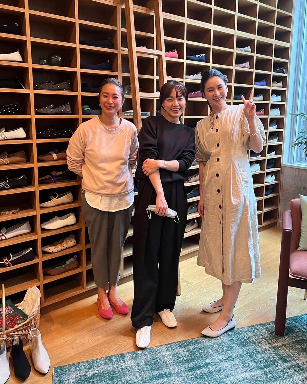 春名亜美さんのインスタグラム写真 - (春名亜美Instagram)「ついに私も@offen_gallery をお迎えしました🕊  ずーっと気になってた、可愛くて女性らしいお靴。  ついに展示会へ足を踏み入れたら… そこはもう誘惑の嵐。  いつもは結構早くお買い物できるタイプなのですが、やっと絞っても5足。 ほんっっっとに全てのデザインがドタイプでした😮‍💨  プロデューサーの @hisakasatomi さんとプレスの @yoshimiuu さんにめちゃくちゃご相談に乗っていただき、My first offenは春らしく白いフリルの子をお迎えしました🤍  これから私、間違いなくoffen沼にハマります😌」3月3日 0時09分 - amiharunaami