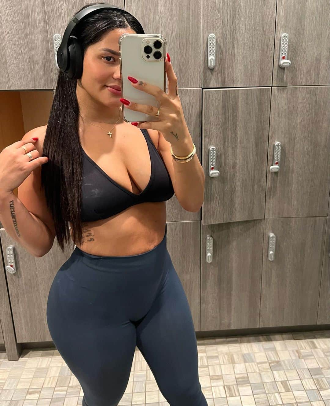 Katya Elise Henryさんのインスタグラム写真 - (Katya Elise HenryInstagram)「7 weeks postpartum 🤝🏽 First workout post baby ✅ Guys, we did the damn thing!!!  Idk, getting back to the gym after having babies is a feeling I can’t explain. Working out for me is my outlet… always has been! It’s where I can go to sweat it out, find my center, get my sh*t together and leave feeling accomplished and happy. Yesterday I got the clearance from my doctor and I did it. Was this workout like two years ago katya- lifting heavy and going balls to the wall crazy?? No. But was it an amazing start? HELL YEAH!! This comeback challenge is going to mean more to me right now than any other challenge in the past. I’m re-falling in love with why I do what I do in the first place…It’s coming back to the Katya, not only you guys fell in love with, but I did as well. Sorry for going on, just crazy how happy I felt after working out! We are BACK BABY!!! 😍😍 If you need a jump start, join ✨The Comeback Challenge✨ and do the damn thing with me.. 🥰 We start Monday, so hurry now and sign up! Link in bio 💪🏽」3月3日 7時54分 - katyaelisehenry
