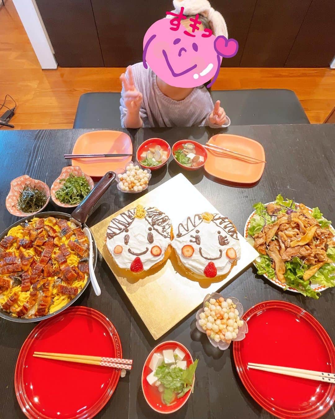 みきママさんのインスタグラム写真 - (みきママInstagram)「【ひな祭りパーティーをしました〜！！】！  我が家はひな祭りの翌日はれんくんの誕生日です❗️ドタバタだから1日早くやりました🤣🤣🤣  ちらし寿司はね、ちらし寿司の素を作ってから、白米と寿司酢を入れるからフライパン1つでできてめちゃうまちらし寿司です✨✨✨今年は私と杏ちゃんが好きなうなぎにしよう😄😄😄  私も永遠の女子ですから2人のお祝いです🌹  そしたらさ、はる兄とれんくん「女子って言うな。ババーだろ。」ってさ。  は？食べなくていいです👹👹👹私が食べておくよ👹👹👹  今日ははる兄の卒業式です。スーツを着たらさ、私ジャケットのボタンがしまらない。  うなぎちらし食べ過ぎたーはる兄のせいだー👹👹👹  #みきママ　#うなぎ　#鰻　#ちらし寿司　#ひな祭り  #ひな祭りごはん #ひな祭りケーキ」3月3日 9時14分 - mikimama_official