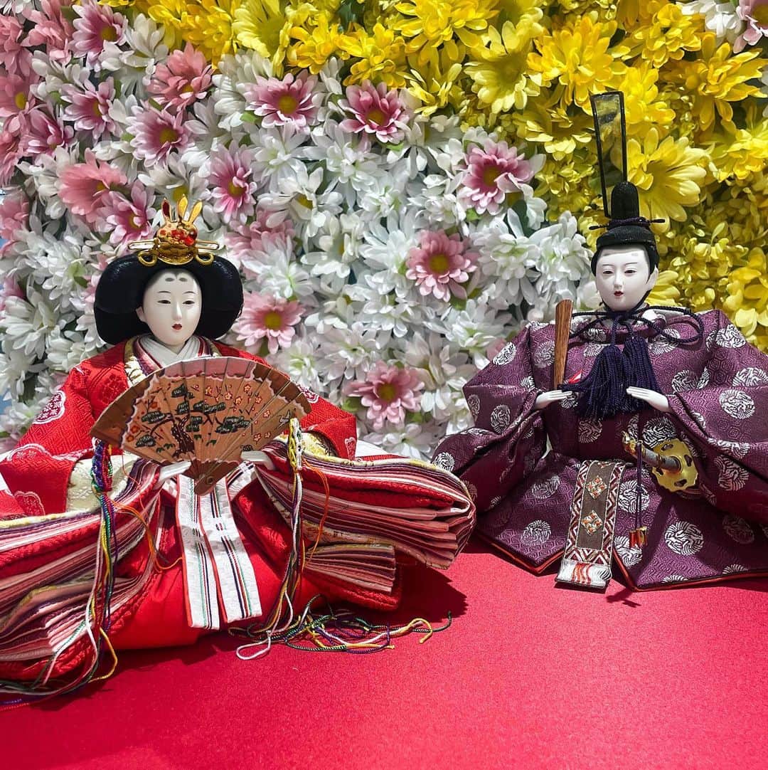 倉地美晴さんのインスタグラム写真 - (倉地美晴Instagram)「・ Today is the Hinamatsuri🎎🌸  Doll's Festival Hinamatsuri(Doll's Festival) is an occasion to pray for young girls' growth and happiness💓✨🌸  実家には私が生まれた時に祖母が購入してくれた立派なひな壇があるの😌  #hinamatsuri #桃の節句 #ひな祭り #dollsfestival #🎎 #spring #3月3日」3月3日 9時45分 - miharu_kurachi