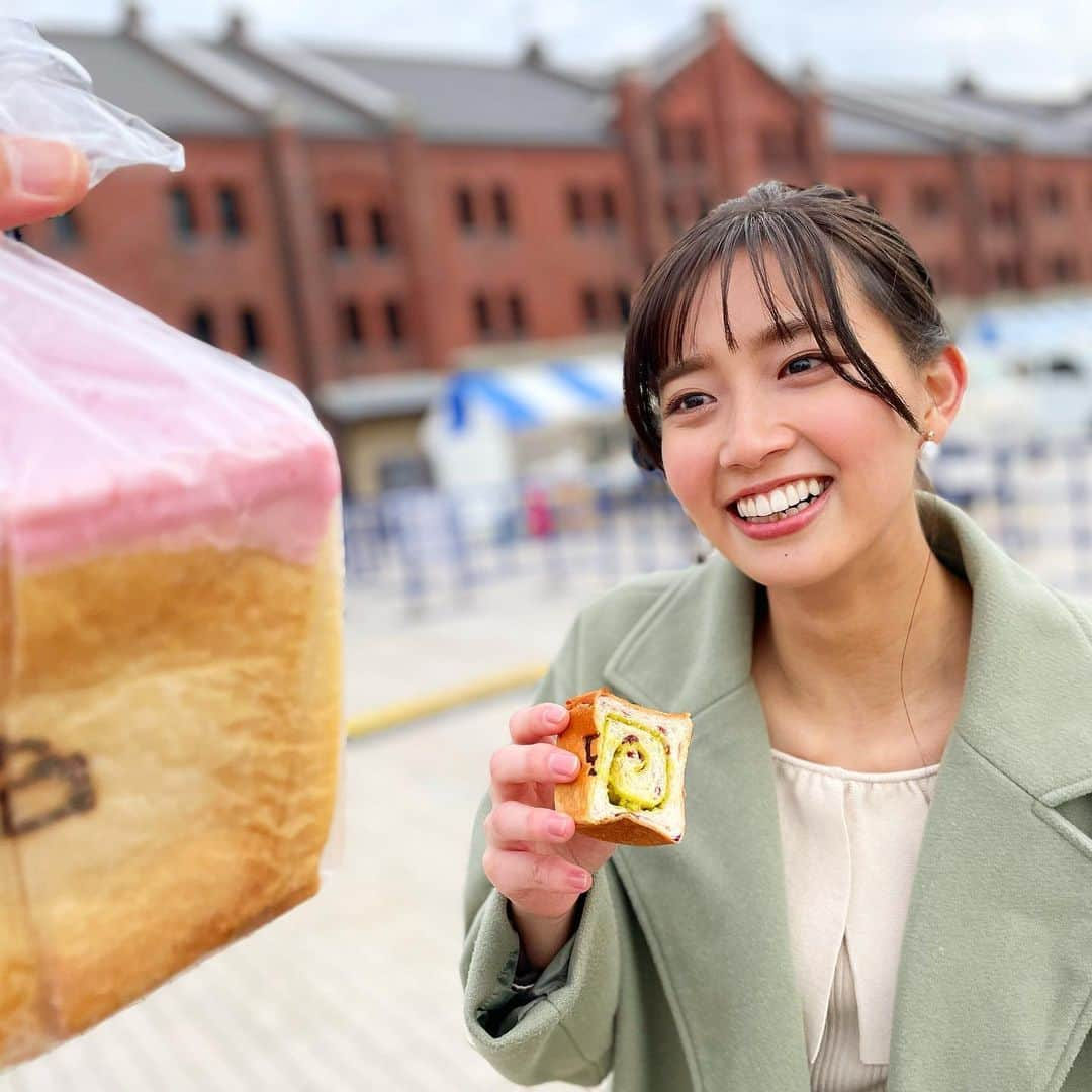 間瀬遥花さんのインスタグラム写真 - (間瀬遥花Instagram)「. 今朝のZIP!は、今日から始まる「パンフェス」の会場から生中継🍞🧡 . “断面映え”から高級食材、ご当地素材を使ったものetc… . 人気のパンから変わりダネまで個性的なパンが横浜に大集合ですよ〜！🥐 . . 衣装 knit & pants… @grove_jp  . . #zip #生中継 #パンフェス #パンのフェス #パン #横浜 #横浜赤レンガ倉庫 #横浜赤レンガ #赤レンガ倉庫 #赤レンガ #断面 #断面萌え #断面映え #断面グルメ #食パン #マーブル食パン #grove #グルメイベント #イベント #横浜イベント」3月3日 17時00分 - maseharu_929