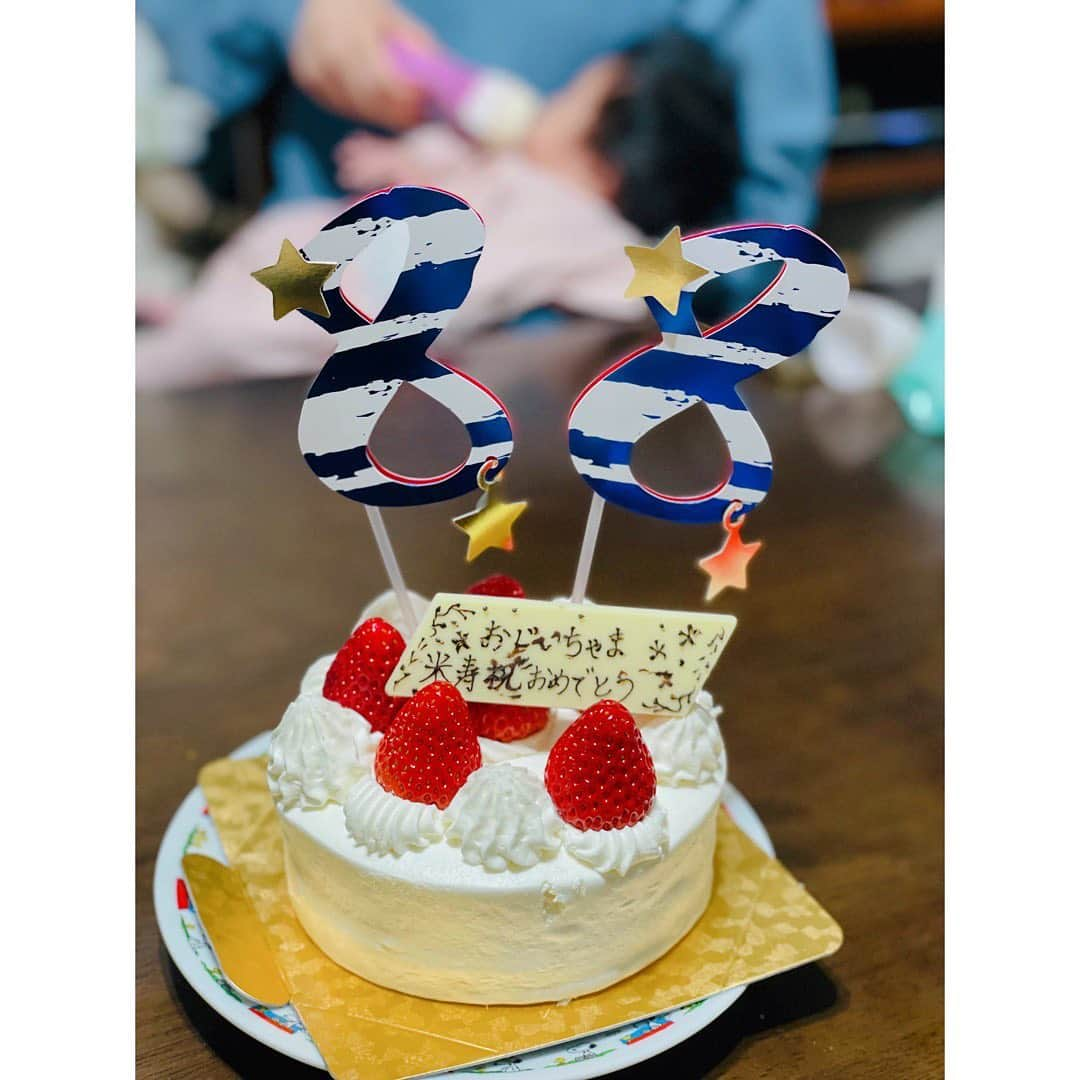 小澤陽子さんのインスタグラム写真 - (小澤陽子Instagram)「𝚒𝚗 𝚙𝚛𝚒𝚟𝚊𝚝𝚎❁  🎎🌸🎂  #桃の節句 #ひな祭り #米寿 #ダブルめがねのおじいちゃま👓🧓🏻🤍 #OMEDETO🧁」3月3日 11時23分 - yoko.ozawa729