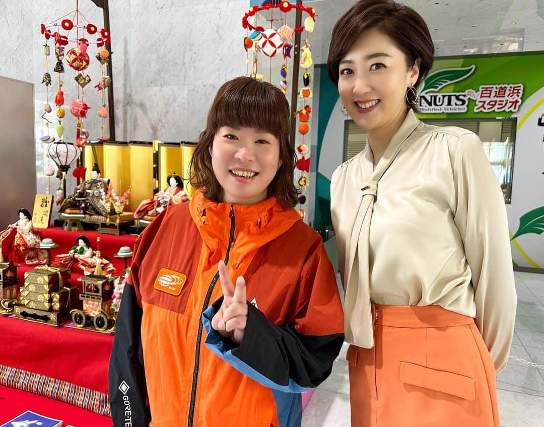 池尻和佳子さんのインスタグラム写真 - (池尻和佳子Instagram)「今日はひなまつりですね。トコワカのゲストに来てくださった登山家の渡邊直子さんと記念撮影。8000mを超える山に既に24回登っていらっしゃる超人です。来月のシシャパンマ登頂成功、祈っています。 http://naoko-watanabe.com/ @makuake_official」3月3日 13時45分 - wakako_ikejiri_rkb