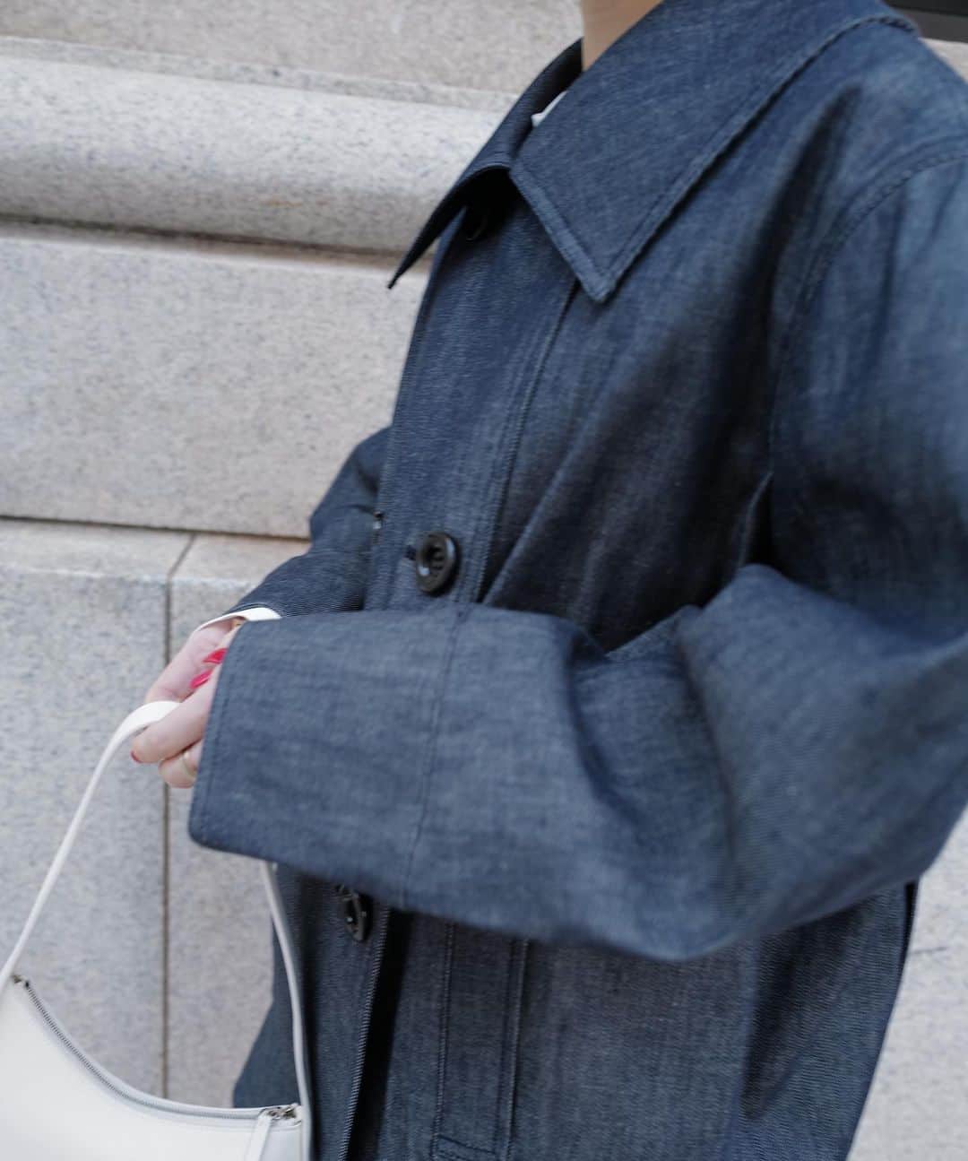 正中雅子さんのインスタグラム写真 - (正中雅子Instagram)「denim💙  立体的なフォルムにディティールを詰め込んだデニムジャケットと台形ミニスカート☺︎  ラグジュアリーブランド向けに岡山で作られた高級感のある10オンスFixingデニムを使用しています🇯🇵   ハリ感のある素材で仕立て、立体的に丸くカーブした袖のシルエットがモード感のあるジャケット！  羽織るだけでかっこいいアイテムです🫶  3.7 TUE 12:00 in stock  #MACHATT #masaco服」3月3日 14時19分 - masacoshonaka