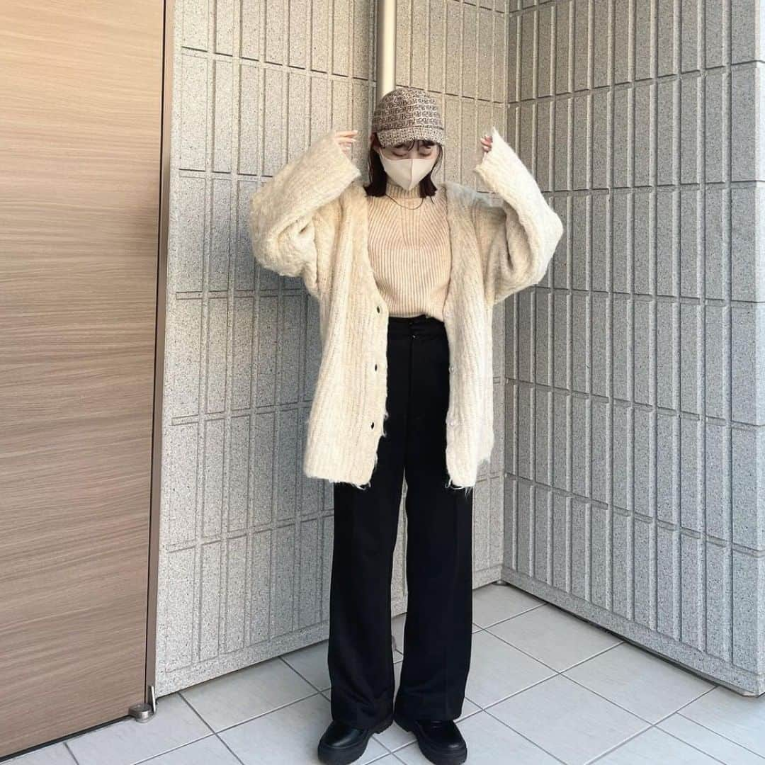 RiLiさんのインスタグラム写真 - (RiLiInstagram)「ラフだけどおしゃれな【脚を出さないパンツコーデ】👖🌿  やっぱりパンツ👖は 動きやすくていいよね〜🦒💭  足元の冷え防止や 体型をカバーしたい子にも 参考にしてほしい❗️ 【脚を出さないパンツコーデ】 を提案するよ🔖  パンツ×ピンクトップスは 春らしくて🌸 程よくカジュアルだから 誰でも挑戦しやすくてイチオシ💘  みんなの推しコーデは 見つかったかな？😻  Edit by RiLi編集部🐰 miwaco @micomy_02  ❣️❣️❣️⁣ RiLi.tokyoはみんなの⁣ 「なりたい」「やりたい」を応援💡⁣ .⁣ かわいいコーデやアイテム⁣ 注目スポットなどが撮れたら⁣ ハッシュタグ→#rili_tokyo を付けて投稿してね❗⁣⁣ RiLiで紹介しちゃうかも🤭⁣ ．⁣⁣ Special Thanks💋 Photo by⁣⁣ @___a__zu @_____iil_ @94uka  @_yuzuki22 @_mnoopy_ @_sann_ooo @23klk0 @__natu.cf .⁣⁣  #pink #ピンクニット #春コーデ #大人カジュアル #シンプルコーデ #ピンクコーデ #デニム #カーディガンコーデ  #韓国ファッション #韓国コーデ #ロゴスウェット #スウェットコーデ #ニット帽 #rili_tokyo #おしゃれさんと繋がりたい #お洒落さんと繋がりたい #ファッション #패션스타그램 #ootd #outfit」3月3日 18時00分 - rili.tokyo