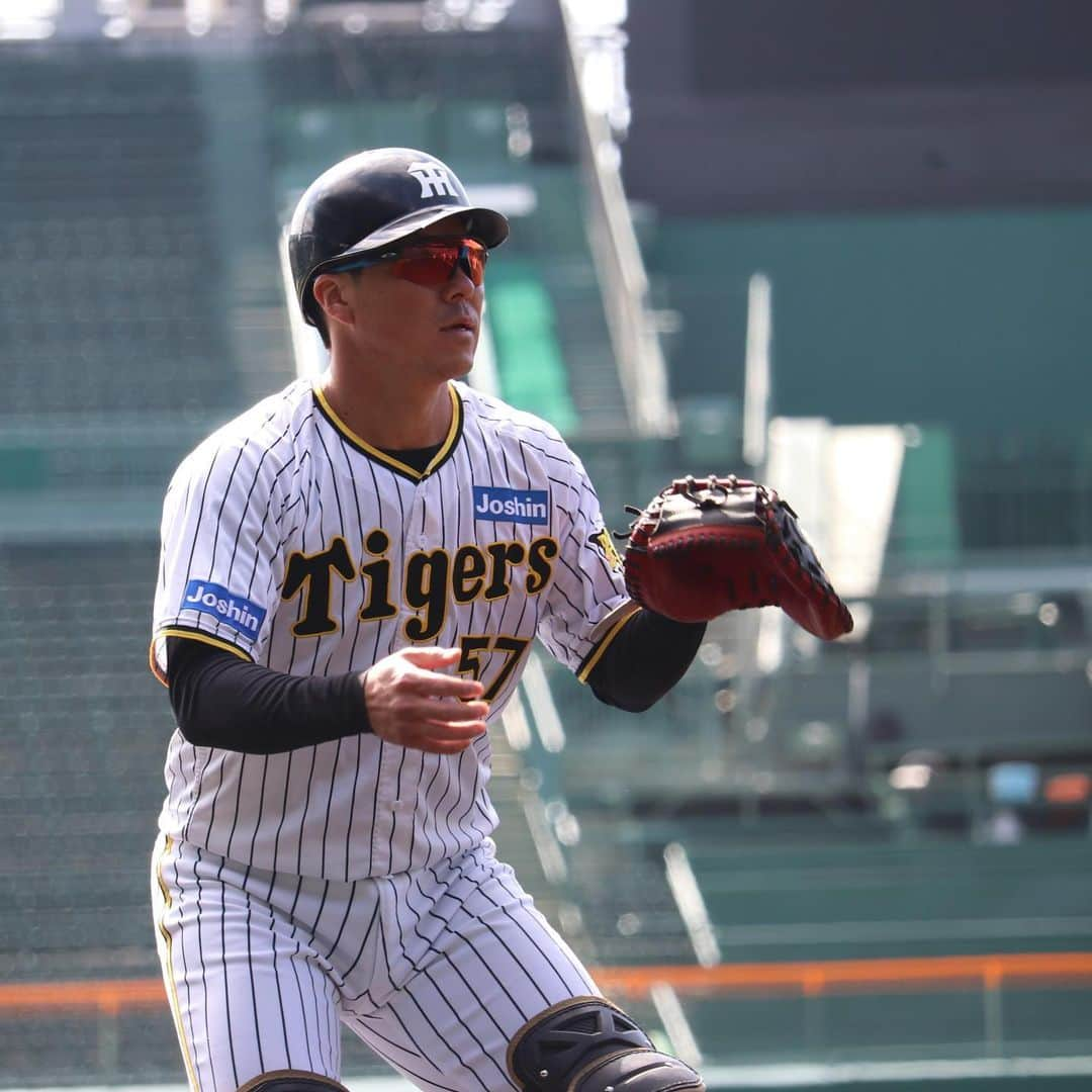 阪神タイガースさんのインスタグラム写真 - (阪神タイガースInstagram)「3月3日、甲子園球場での練習の様子です！ #近本光司 選手 #長坂拳弥 選手 #植田海 選手 #渡邉諒 選手 #榮枝裕貴 選手 #二保旭 選手 #大竹耕太郎 選手 #浜地真澄 選手 #西勇輝 選手 #岩貞祐太 選手 #阪神タイガース  #ARE」3月3日 19時06分 - hanshintigers_official