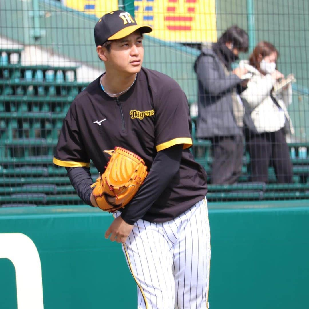 阪神タイガースさんのインスタグラム写真 - (阪神タイガースInstagram)「3月3日、甲子園球場での練習の様子です！ #近本光司 選手 #長坂拳弥 選手 #植田海 選手 #渡邉諒 選手 #榮枝裕貴 選手 #二保旭 選手 #大竹耕太郎 選手 #浜地真澄 選手 #西勇輝 選手 #岩貞祐太 選手 #阪神タイガース  #ARE」3月3日 19時06分 - hanshintigers_official