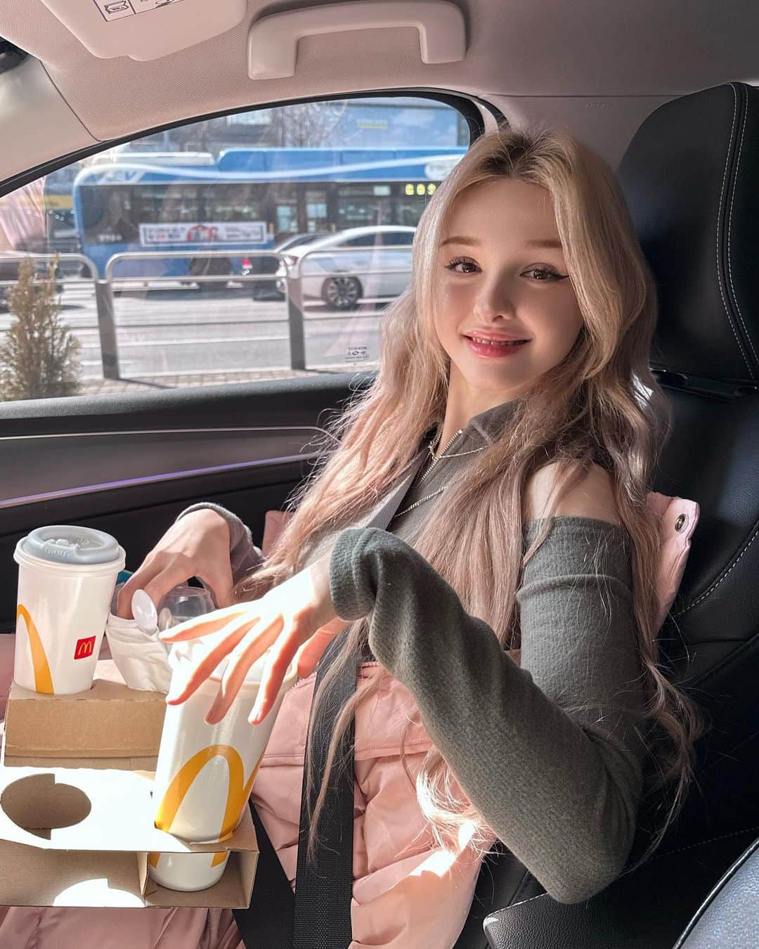 Elina 엘리나 (エリナ) さんのインスタグラム写真 - (Elina 엘리나 (エリナ) Instagram)「Do you like McDonald‘s?🍔 맥날 냠냠하면서 드라이브~」3月3日 20時45分 - elina_4_22