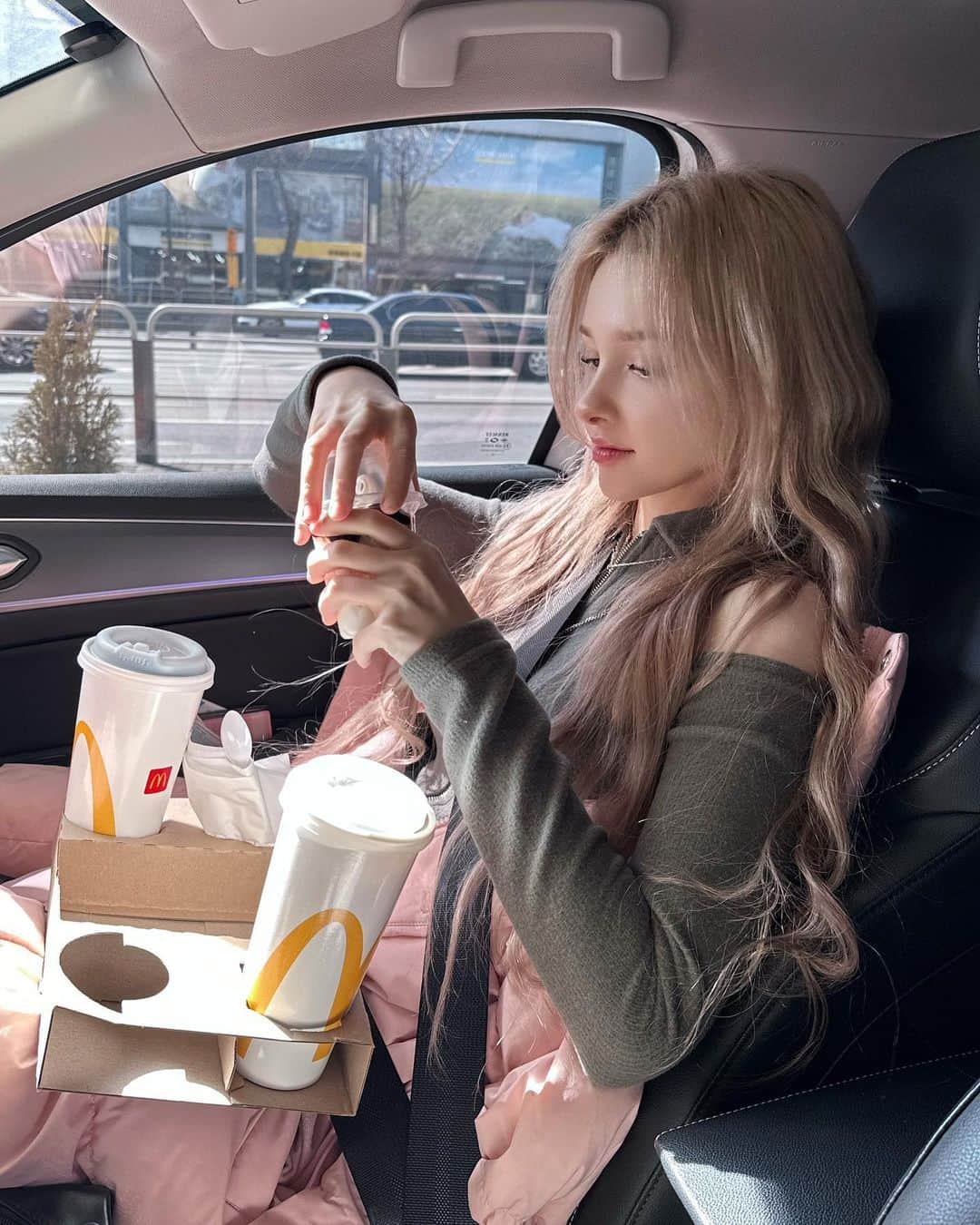 Elina 엘리나 (エリナ) さんのインスタグラム写真 - (Elina 엘리나 (エリナ) Instagram)「Do you like McDonald‘s?🍔 맥날 냠냠하면서 드라이브~」3月3日 20時45分 - elina_4_22