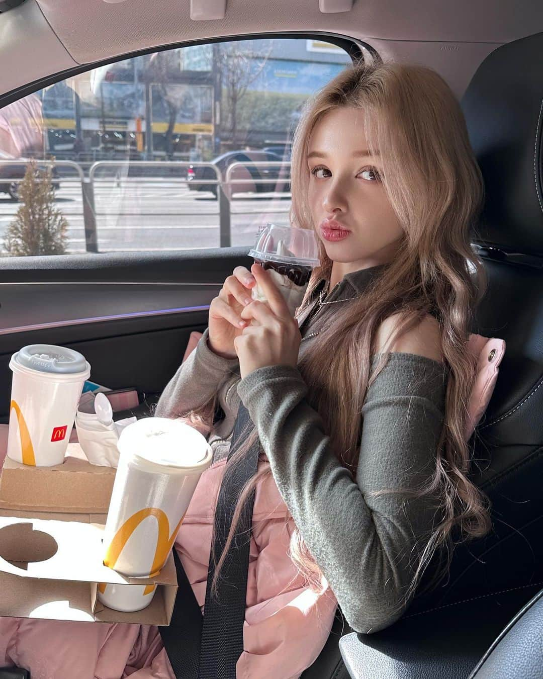 Elina 엘리나 (エリナ) さんのインスタグラム写真 - (Elina 엘리나 (エリナ) Instagram)「Do you like McDonald‘s?🍔 맥날 냠냠하면서 드라이브~」3月3日 20時45分 - elina_4_22