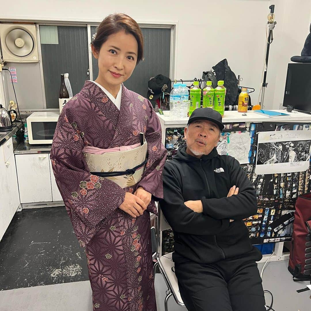 江口ともみさんのインスタグラム写真 - (江口ともみInstagram)「おかちゃんだよ‼️  今年は手抜きひな祭り🎎  ま、仕方ないか。。。  舞台「ウスバカゲロウな男たち」 かあさん着物で登場だよ 極道の妻じゃないからね  YouTube「まめもみもぐたろう」も 更新して出演者インタビューPart2 アップされてるから見てね🌸  もーすぐ本番だからPart3もすぐアップするから楽しみにしててねー✨  最後「劇場」で待ってるよが「劇団」になってた 😅もぐ蔵ママ的間違い🤣  #fumofumosan #フモフモさん #おかちゃん #ひな祭り#3月3日  #ひなあられ#まとめ買いはやめよう #たけし軍団40周年記念舞台  #ウスバカゲロウな男たち #ポスター#パンフレットも面白いよ #懐かしの軍団写真も #着物久しぶりに来た」3月3日 21時25分 - tomomin.eguchi