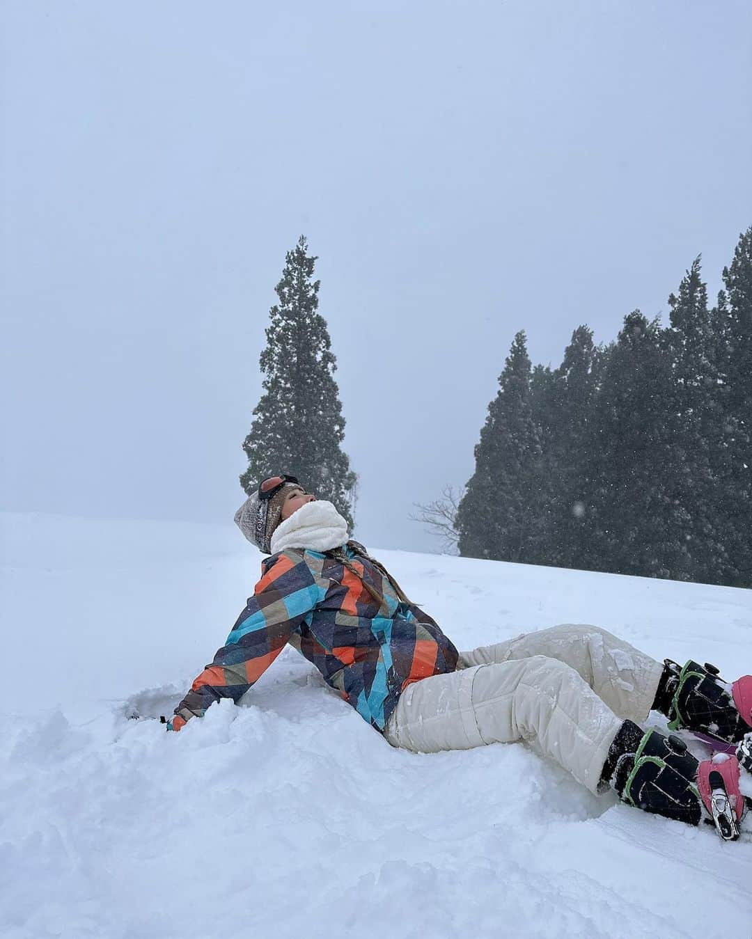 HARUKAさんのインスタグラム写真 - (HARUKAInstagram)「＊ in 石打丸山スキー場🏂 💖 . 撮影日に大寒波が来てて吹雪で遭難しかけて スノボ撮影がほぼ出来ずグダグダで🤣… . 滑るというかコケに行ってますけど、、 ふかふかの雪で最高でした❄️☃️ 無邪気な私たちを是非公式YouTube見てね~👏🏻🌷 【 https://youtu.be/Uto8AcZOxdU 】 . #cyberjapan #cjd #bazooka  #サイバージャパン #サイバージャパンダンサーズ」3月3日 22時03分 - cjd_haruka