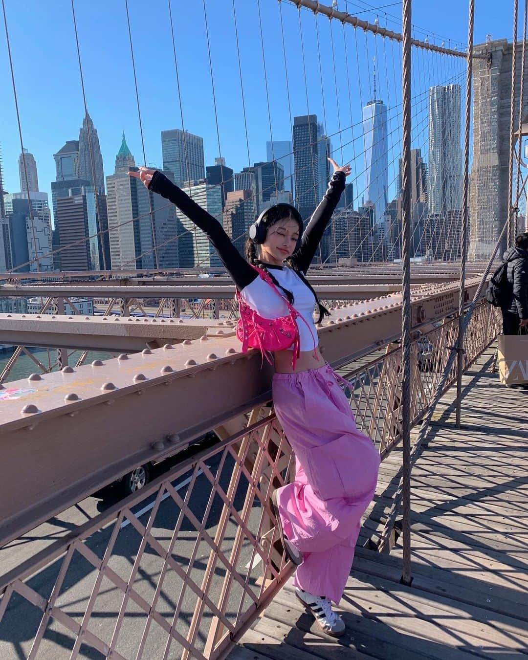 カン・ギョンミンさんのインスタグラム写真 - (カン・ギョンミンInstagram)「혼자 봄 옷 입고 Brooklyn Bridge🏙💞」3月3日 23時15分 - kkmmmkk