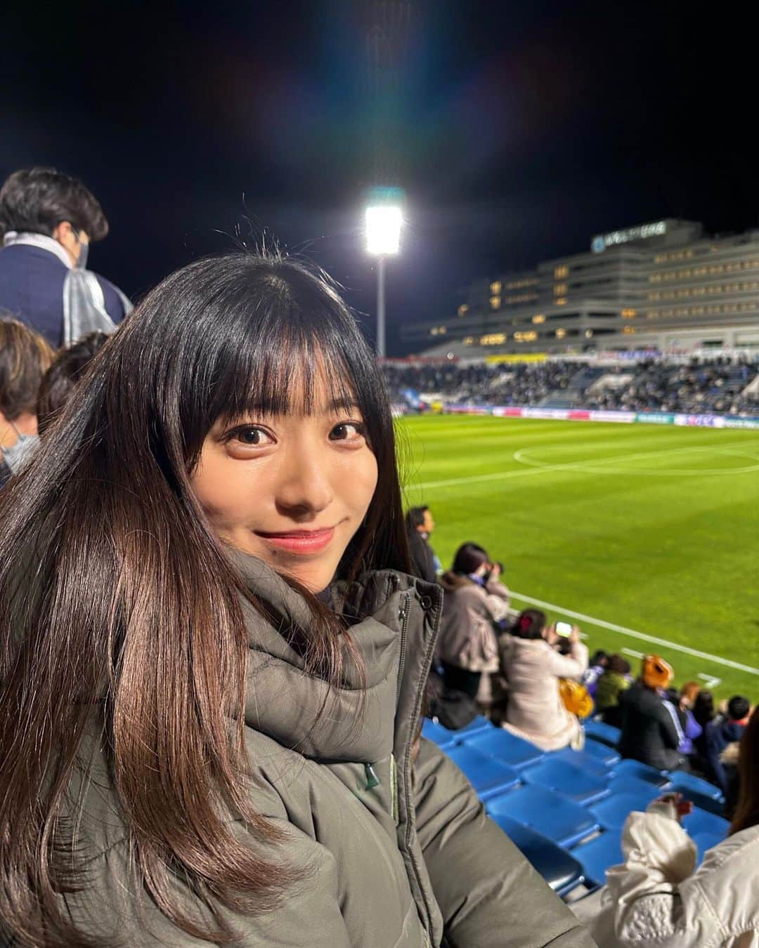 白戸ゆめのさんのインスタグラム写真 - (白戸ゆめのInstagram)「⚽️  今シーズン1発目のJリーグ観戦🔥 #横浜fマリノス vs #サンフレッチェ広島   終始大興奮😂 何度も席から立ちあがっちゃった笑 やっぱり昨シーズン 優勝と3位のチームだけあって 素人めでも上手すぎる〜と感激してました👏  今シーズンは何チーム 何回見に行けるんだろ！わくわくっ  高校サッカー選手権ぶりのニッパツは もっと余裕を持って行かないとダメだと学びました笑 次回に活かします🫠  余談だけど、中学陸部の時 三ツ沢競技場に来たの思い出して懐かしかった笑  明日も試合がいっぱい🥺 おやすみなさい⭐  #Jリーグ #サッカー観戦」3月4日 1時39分 - yumeno.s_