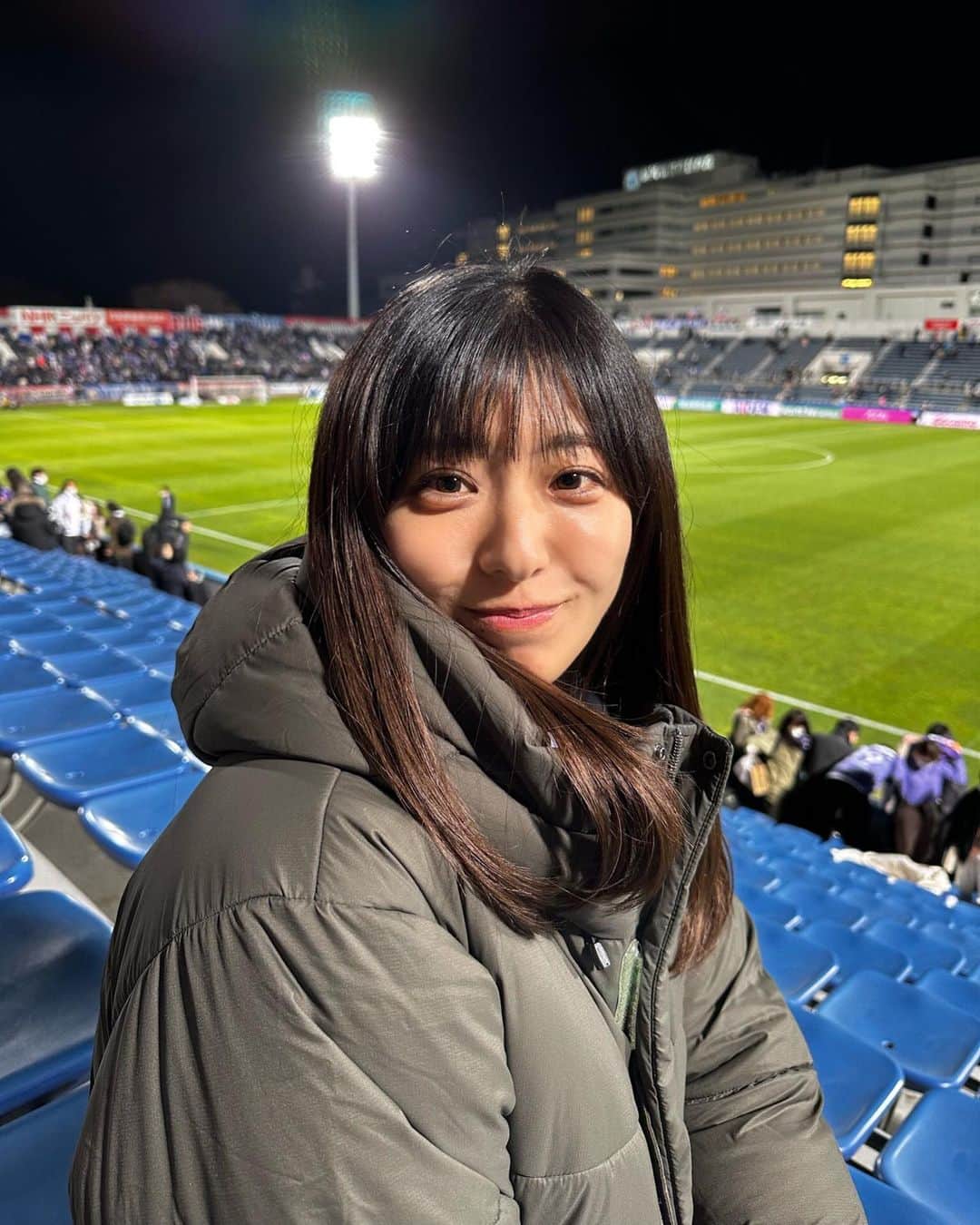 白戸ゆめのさんのインスタグラム写真 - (白戸ゆめのInstagram)「⚽️  今シーズン1発目のJリーグ観戦🔥 #横浜fマリノス vs #サンフレッチェ広島   終始大興奮😂 何度も席から立ちあがっちゃった笑 やっぱり昨シーズン 優勝と3位のチームだけあって 素人めでも上手すぎる〜と感激してました👏  今シーズンは何チーム 何回見に行けるんだろ！わくわくっ  高校サッカー選手権ぶりのニッパツは もっと余裕を持って行かないとダメだと学びました笑 次回に活かします🫠  余談だけど、中学陸部の時 三ツ沢競技場に来たの思い出して懐かしかった笑  明日も試合がいっぱい🥺 おやすみなさい⭐  #Jリーグ #サッカー観戦」3月4日 1時39分 - yumeno.s_