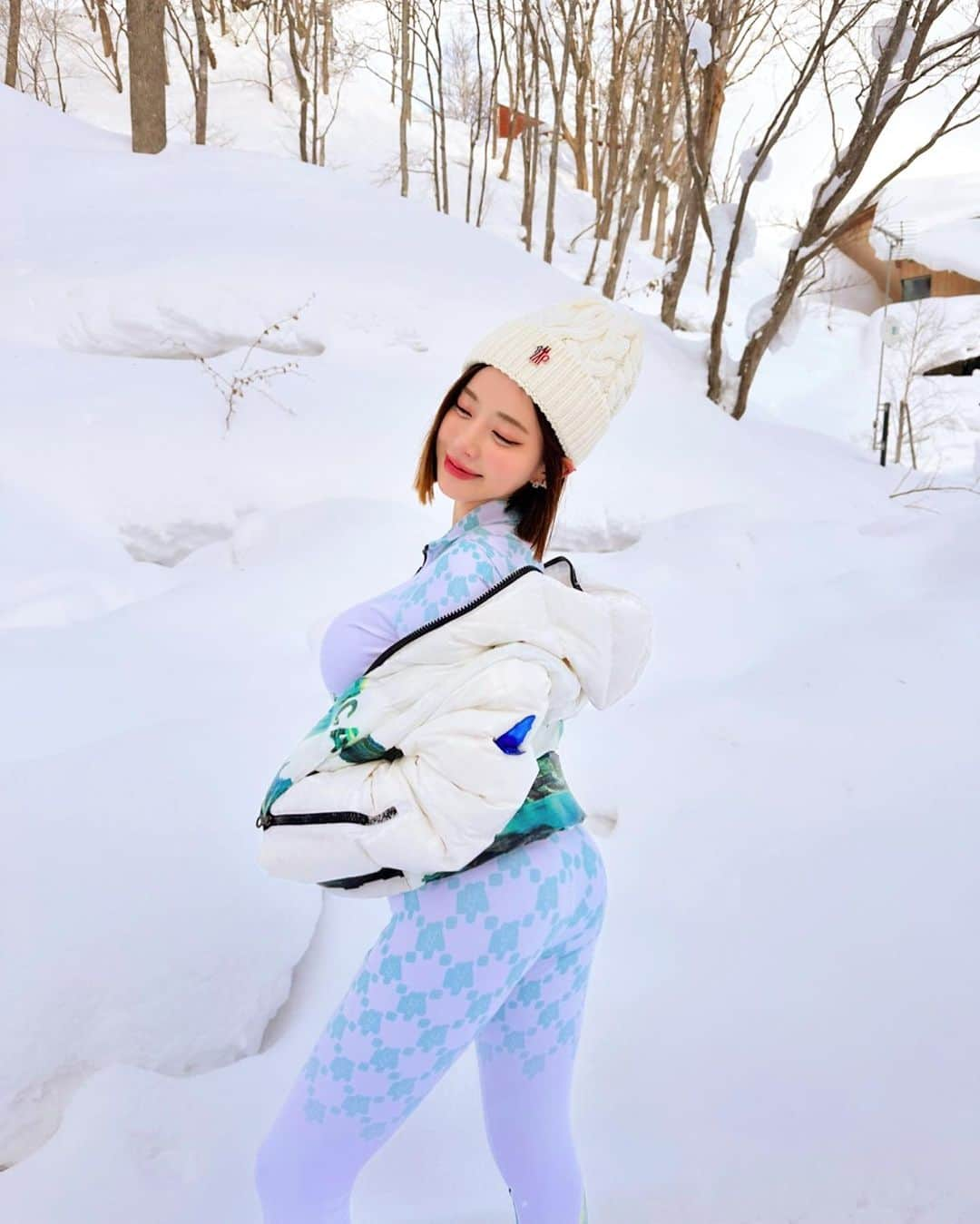 Dj Sodaさんのインスタグラム写真 - (Dj SodaInstagram)「I didn’t expect so much snow here! And the snow makes this place look so magical! ☃️❄️☃️ #duvetica #듀베티카 #moonboots #sapporo」3月4日 1時43分 - deejaysoda