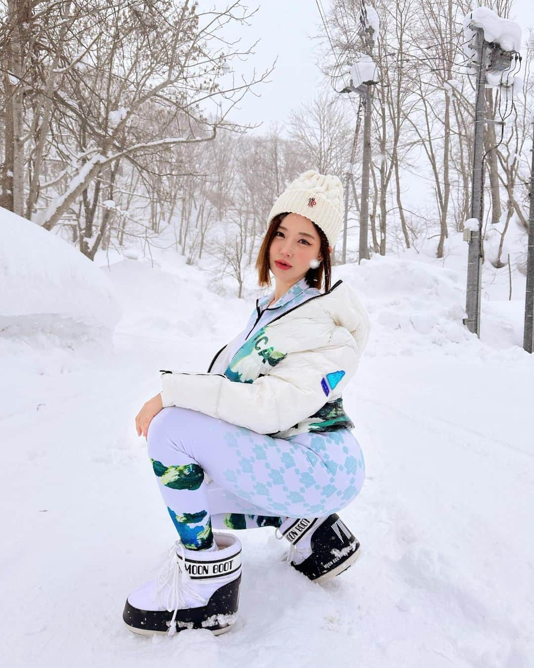 Dj Sodaさんのインスタグラム写真 - (Dj SodaInstagram)「I didn’t expect so much snow here! And the snow makes this place look so magical! ☃️❄️☃️ #duvetica #듀베티카 #moonboots #sapporo」3月4日 1時43分 - deejaysoda