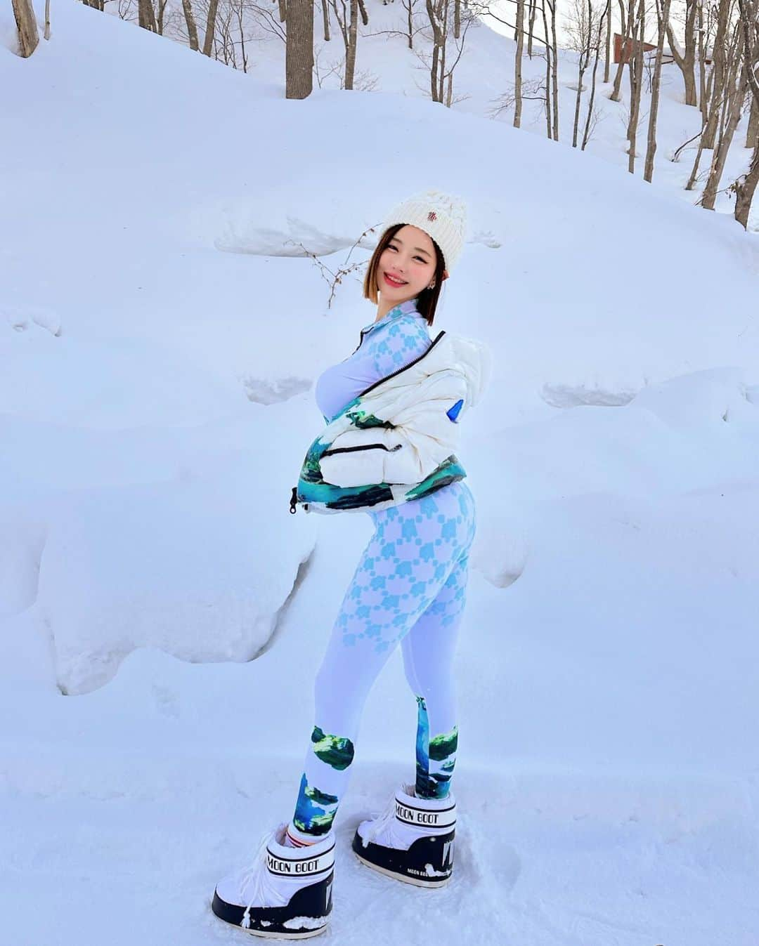 Dj Sodaさんのインスタグラム写真 - (Dj SodaInstagram)「I didn’t expect so much snow here! And the snow makes this place look so magical! ☃️❄️☃️ #duvetica #듀베티카 #moonboots #sapporo」3月4日 1時43分 - deejaysoda