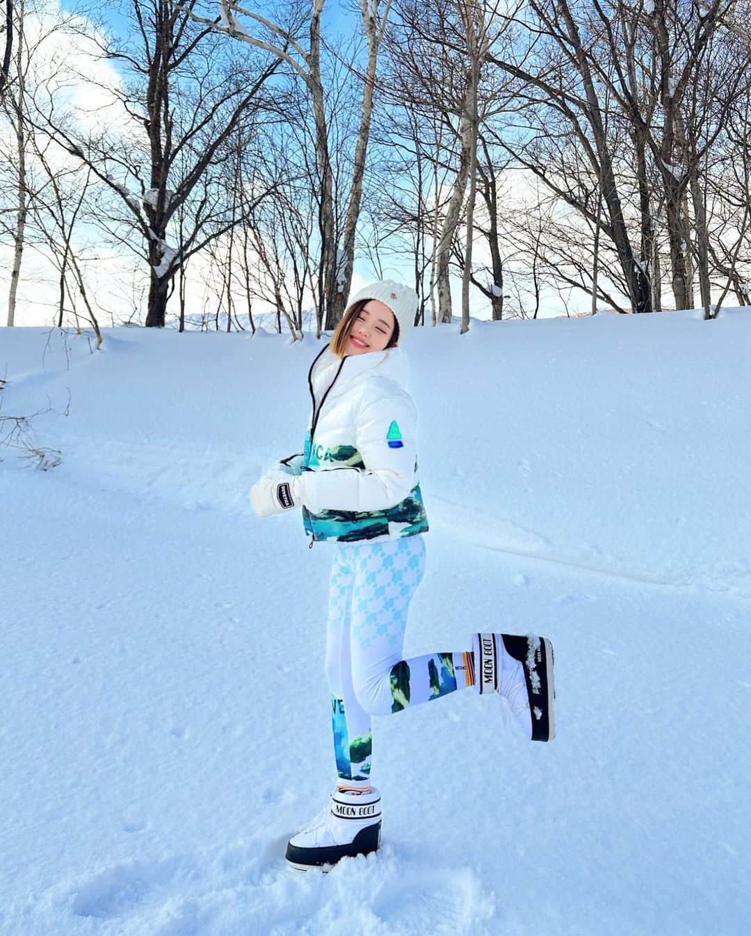 Dj Sodaさんのインスタグラム写真 - (Dj SodaInstagram)「I didn’t expect so much snow here! And the snow makes this place look so magical! ☃️❄️☃️ #duvetica #듀베티카 #moonboots #sapporo」3月4日 1時43分 - deejaysoda
