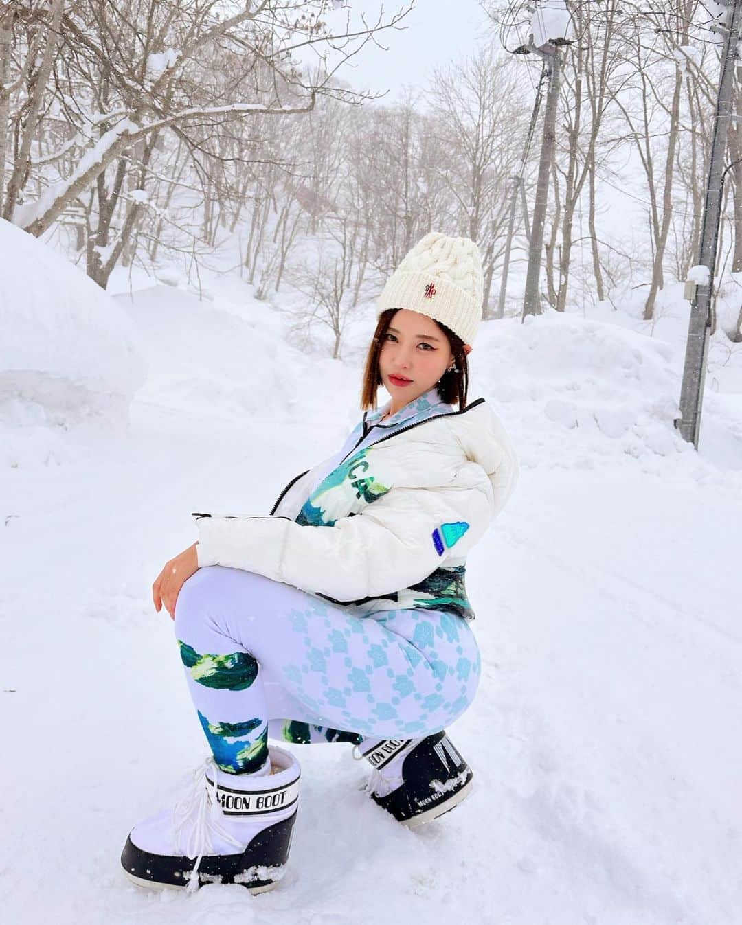 Dj Sodaさんのインスタグラム写真 - (Dj SodaInstagram)「I didn’t expect so much snow here! And the snow makes this place look so magical! ☃️❄️☃️ #duvetica #듀베티카 #moonboots #sapporo」3月4日 1時43分 - deejaysoda