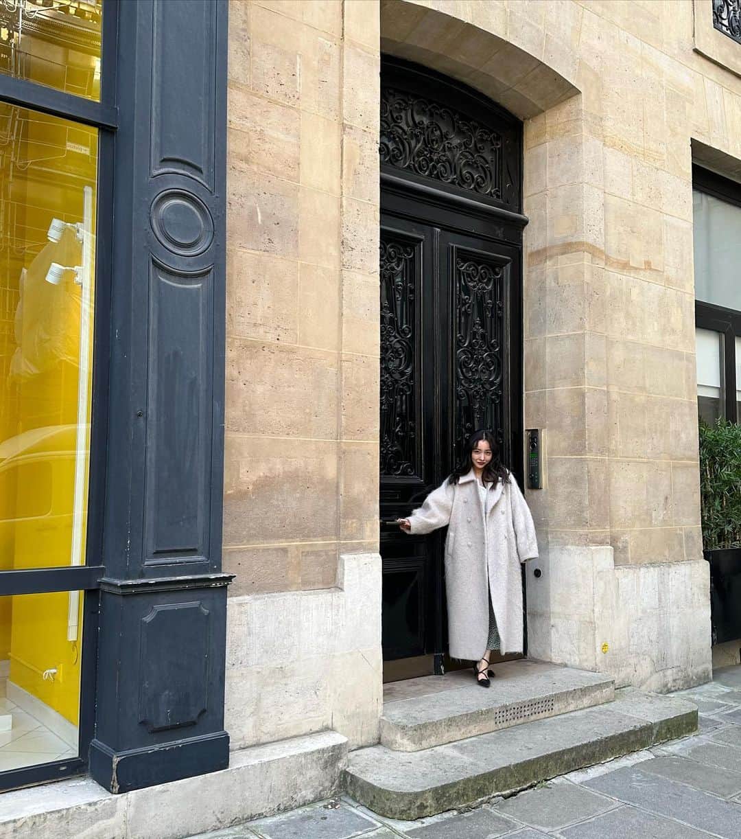 板野友美さんのインスタグラム写真 - (板野友美Instagram)「Paris Day 2.  7枚目は… エミリーパリへ行く（Emily in Paris）の事務所“🐈‍⬛“ love @lilyjcollins  #pfw #pfw2023 #LVMH」3月4日 9時29分 - tomo.i_0703