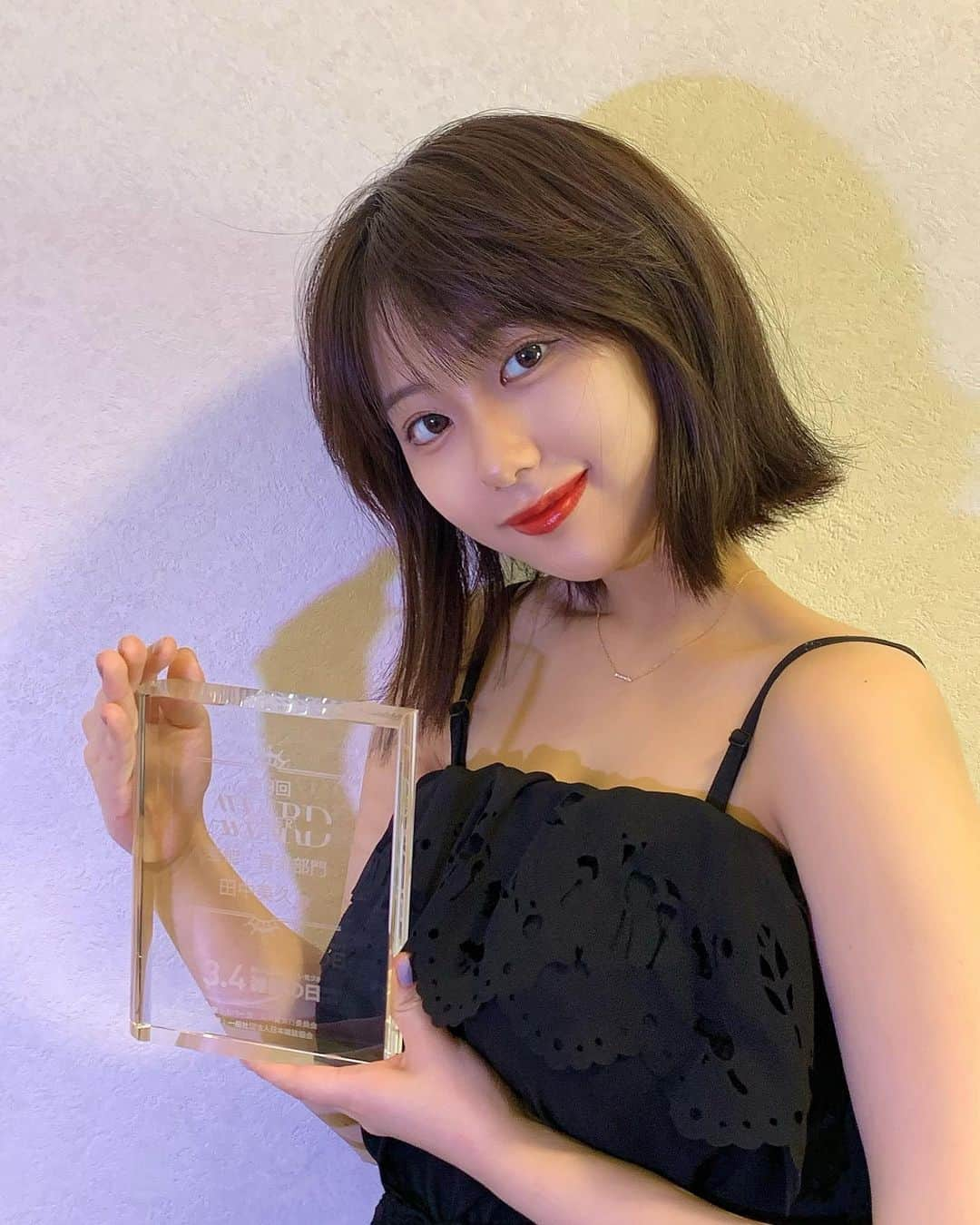 田中美久さんのインスタグラム写真 - (田中美久Instagram)「カバーガール大賞受賞🏆  この度、2023年　第9回カバーガール大賞「芸能・音楽部門」にて受賞させていただきました。　  そして雑誌の表紙総合回数は女性部門で2位。  とても光栄です。 ありがとうございます。  素敵なトロフィーも頂きました！  これからも努力してまいりますので今後ともご支援請りますようお願い致します😌  #HKT48 #田中美久 #2023 #カバーガール大賞 #芸能 #音楽　#雑誌 #3月4日 #雑誌の日」3月4日 10時57分 - mikumonmon_48