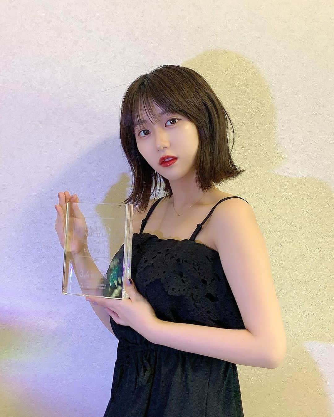 田中美久さんのインスタグラム写真 - (田中美久Instagram)「カバーガール大賞受賞🏆  この度、2023年　第9回カバーガール大賞「芸能・音楽部門」にて受賞させていただきました。　  そして雑誌の表紙総合回数は女性部門で2位。  とても光栄です。 ありがとうございます。  素敵なトロフィーも頂きました！  これからも努力してまいりますので今後ともご支援請りますようお願い致します😌  #HKT48 #田中美久 #2023 #カバーガール大賞 #芸能 #音楽　#雑誌 #3月4日 #雑誌の日」3月4日 10時57分 - mikumonmon_48