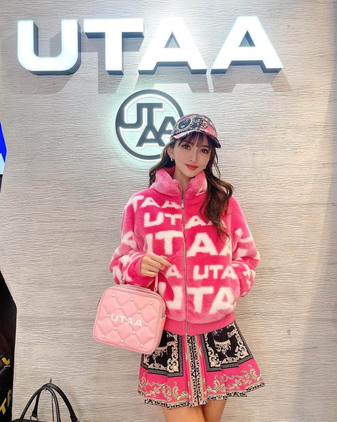 伊東亜梨沙さんのインスタグラム写真 - (伊東亜梨沙Instagram)「韓国でめちゃ流行ってて 韓国人ゴルファーさん達がよく着てるからチェックしてた @utaa_japan 🏌️‍♀️⛳️ が日本にも上陸したの嬉しすぎてすぐ行ってきた。笑 . . 派手派手で可愛い💗 普段着で着れるくらいデザインも凝ってる🥺 私は派手なの選んで着てるけどもちろんもう少しおとなしめなのもありましたw . 📍UTAA JAPAN 東京都港区赤坂4-2-3 ディアシティー赤坂一ツ木館1F . . 3/29(水)〜4/24(月)には UTAA POPUP SHOPも開催されるみたいです🫡 @渋谷スクランブルスクエア４階 . . https://utaagolf.jp . . #utaa  #utaajapan  #utaagolf #golf #golfing #golfer #golfwear #golflife #ゴルフ女子 #ゴルフコーデ #ゴルフ女子ウェア #ゴルフ女子コーデ  #レディースゴルフ #レディースゴルフコーデ #レディースゴルフウェア #ゴルフウェアコーデ #ゴルフ好き #golfswing #ｓｐｏｒｔｓ골프 #ゴル #ゴルフファッション女子 #스포츠フ女子 #ミニスカコーデ #韓国 #韓国ファッション #韓国コーデ #kgolf #kpop」3月4日 11時19分 - arisa__917m