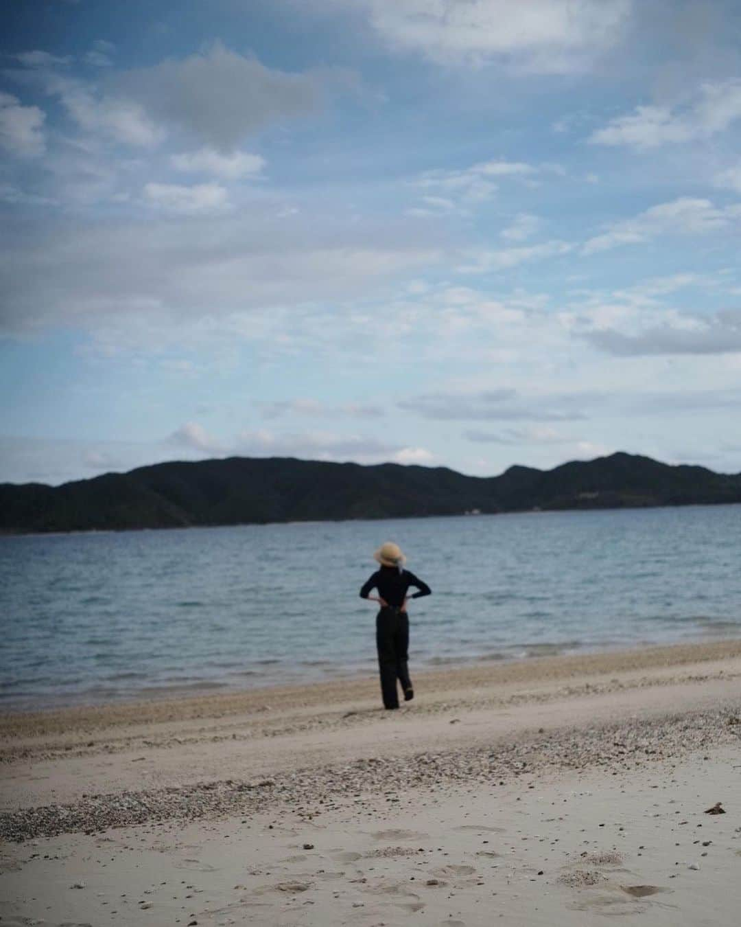 矢野未希子さんのインスタグラム写真 - (矢野未希子Instagram)「. はじめての奄美大島！  空気感がすぐ肌に馴染み、 湿度の感じが丁度良いからなのかな。。 本当に過ごしやすい！ 暖かかったのでビーチに直行！  靴を脱ぎ捨ててとりあえず散歩。 足裏で感じるフッカフカの砂浜 足裏からデトックス〜🕊」3月4日 13時48分 - mikko1104