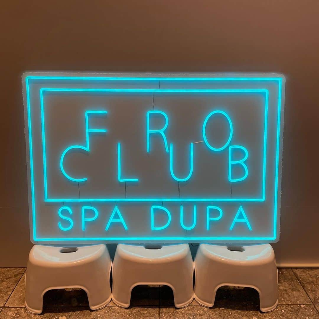 米倉みゆさんのインスタグラム写真 - (米倉みゆInstagram)「この前阪急で @fro_spadupa_club26 さんのPOPUPやってたので行ってきました♨️🐥 . まだ行けてない梅湯さんのグッズ狙いでいきましたが…  可愛いゆとなみ社グッズもたくさんあって… ふろくらぶさんのアパレルも可愛すぎて 沢山買いました🙉🙉笑  . 写真撮影スペースも超かわいー！ スタッフのお姉さんたくさん撮ってくださってありがとうございました🥹✨ 阪急でシャワー浴びれると思わなかった← . . . . .  #サ活する米倉  #froclub  #chainandco #ゆとなみ社 #梅湯 #白山湯 #京都銭湯  #オロポ #銭湯  #銭湯女子  #銭湯巡り  #銭湯サウナ  #サウナ  #サウナ女子  #サウナイキタイ  #サウナグッズ  #サウナ好きな人と繋がりたい  #サウナー  #サウナ部  #サウナ好き  #サウナ好きと繋がりたい  #サウナガール  #サ活 #サ活女子  #ととのった  #有楽町 #阪急  #お風呂  #風呂  #フロクラブ」3月4日 14時44分 - yone__miyu630