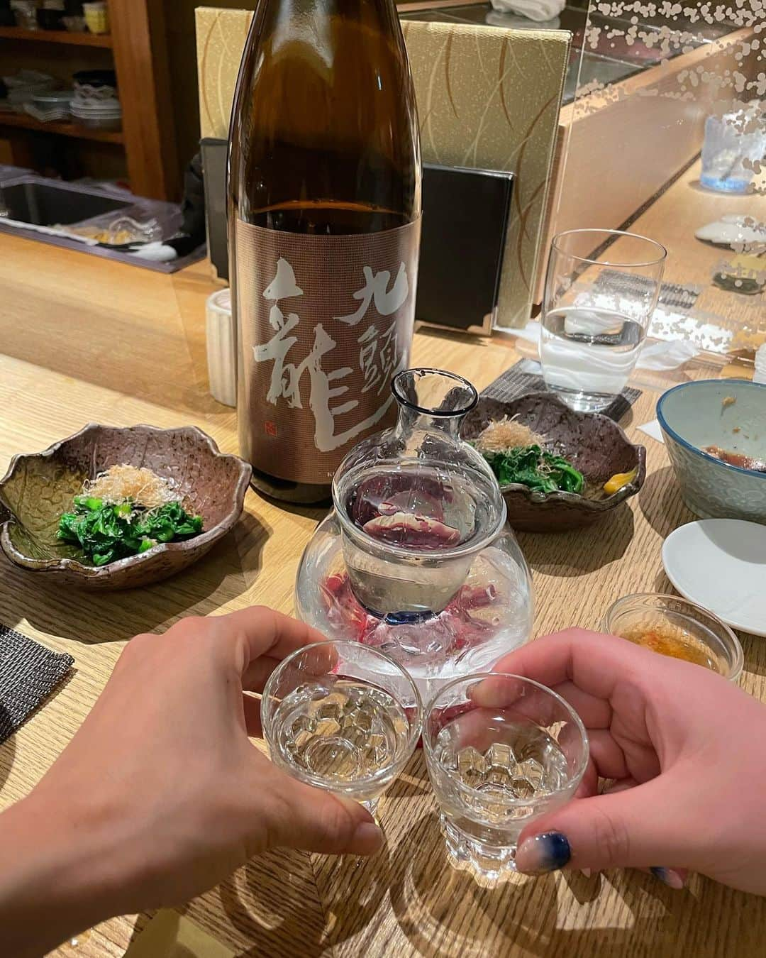 あいみさんのインスタグラム写真 - (あいみInstagram)「あい田さん @sushi_ginza_aida   ひな祭り弁当を食べられて幸せすぎる🌸  新幹線の自由席で贅沢な時間🥹✨  昨日は写真を撮り忘れたので、ちょっと前の蟹づくしの写真をup🦀  swipe→２枚目以降🦀🍶✨  お寿司はともより、女将の髪色とお着物も楽しみにしています🤍  身も心も胃袋も満たされる場所🍣 いつもありがとうございます🥰  #銀座 #寿司 #鮨 #あい田 #銀座寿司  #銀座８丁目 #銀座八丁目 #sushi #ginza」3月4日 14時45分 - aimi_feti